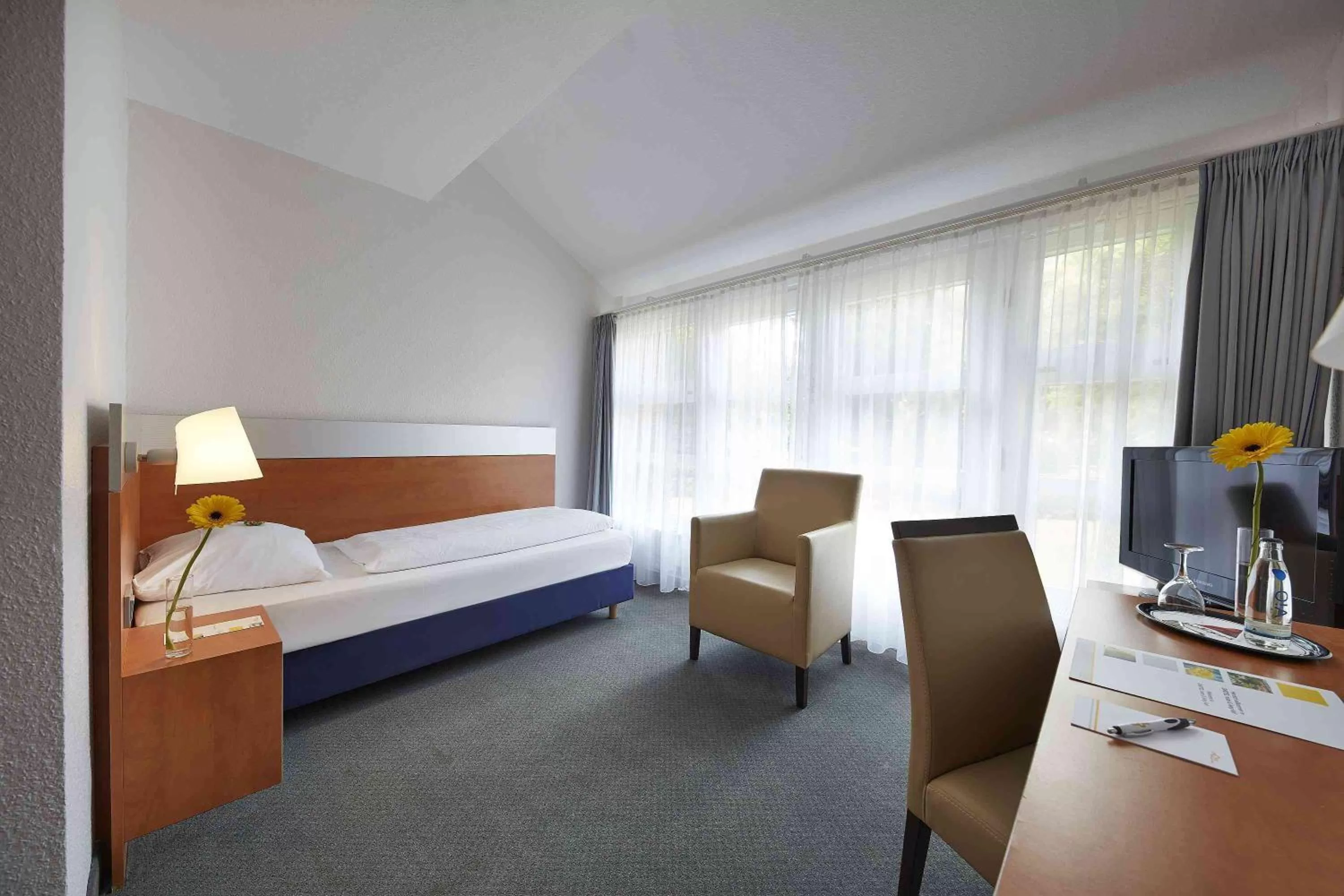 Bedroom, Bed in GHOTEL hotel & living Kiel