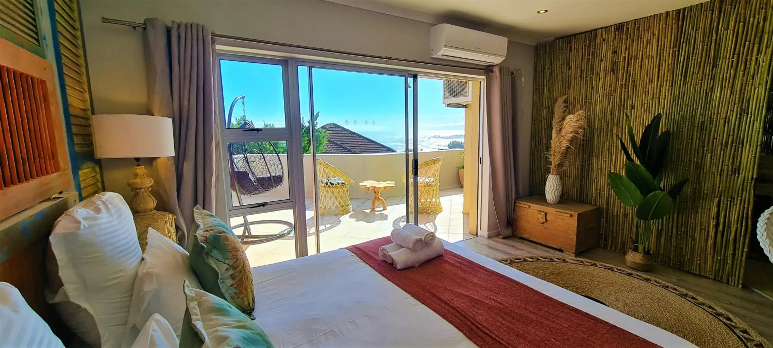 Photo of the whole room, Mountain View in African Groove Camps Bay