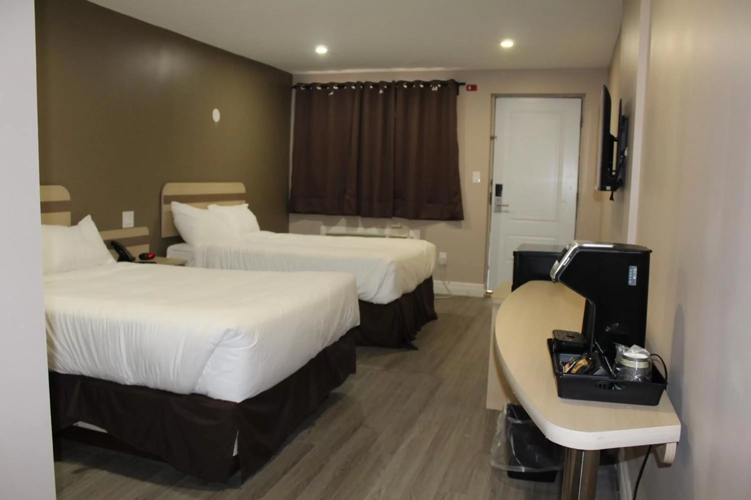 Coffee/tea facilities, Bed in Super 8 by Wyndham Niagara Falls ON