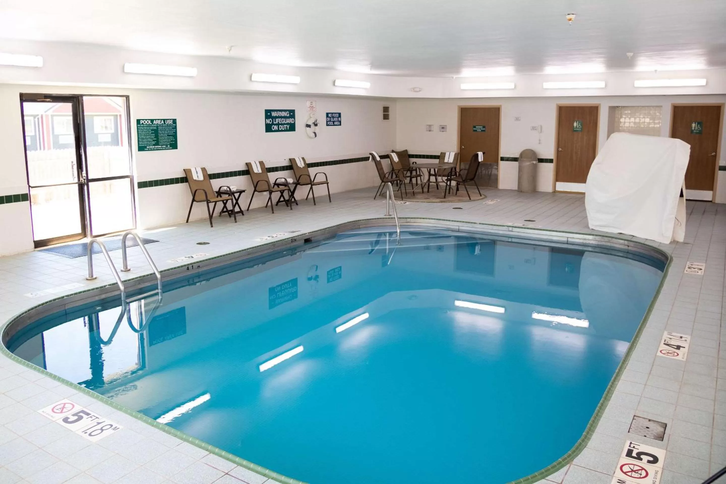 Swimming pool in Comfort Inn Sioux City South