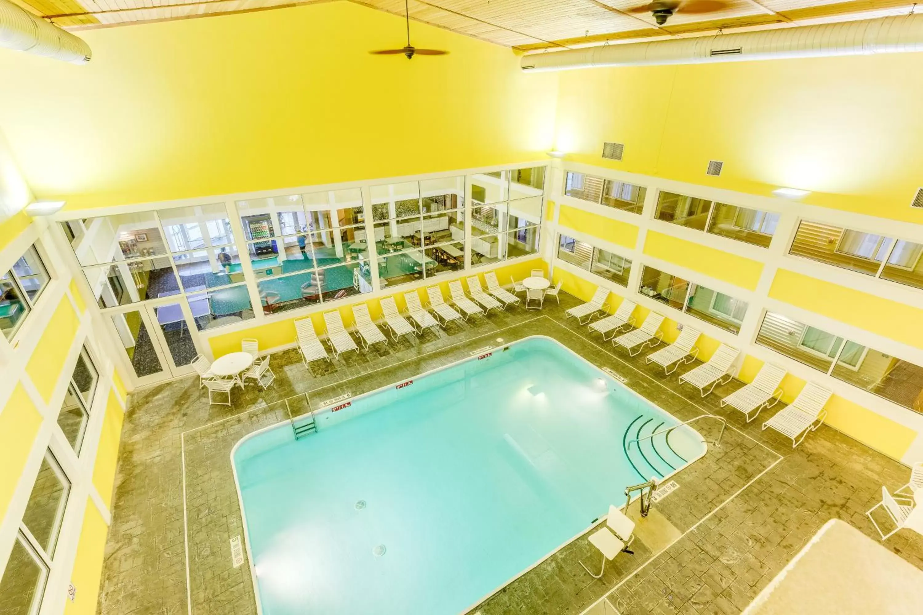 Swimming pool, Pool View in Best Western Lakewinds