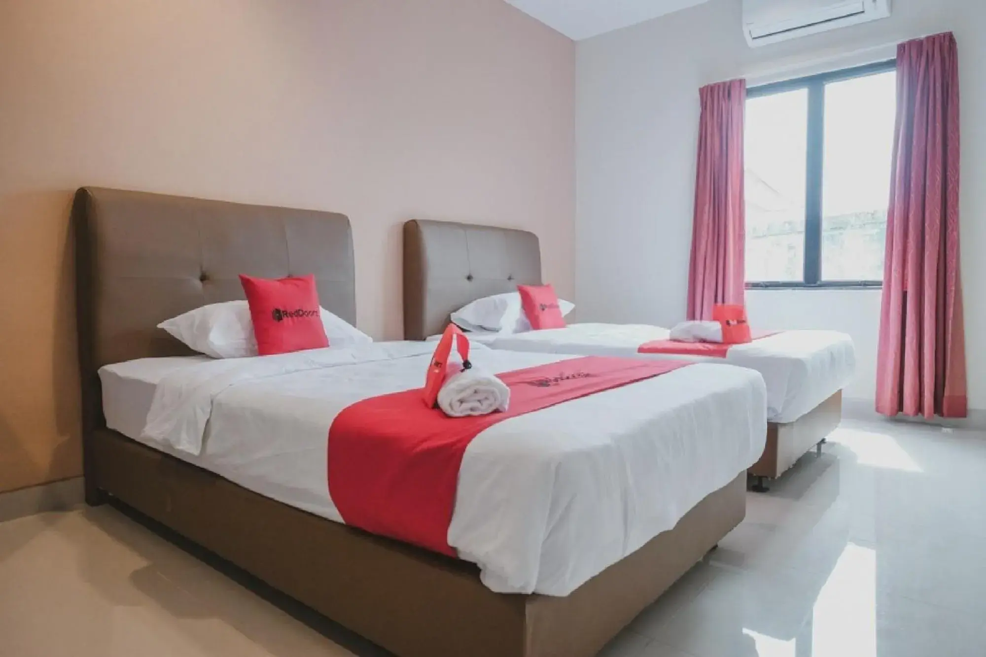 Bedroom, Bed in RedDoorz Plus near Ferry Terminal Batam Center