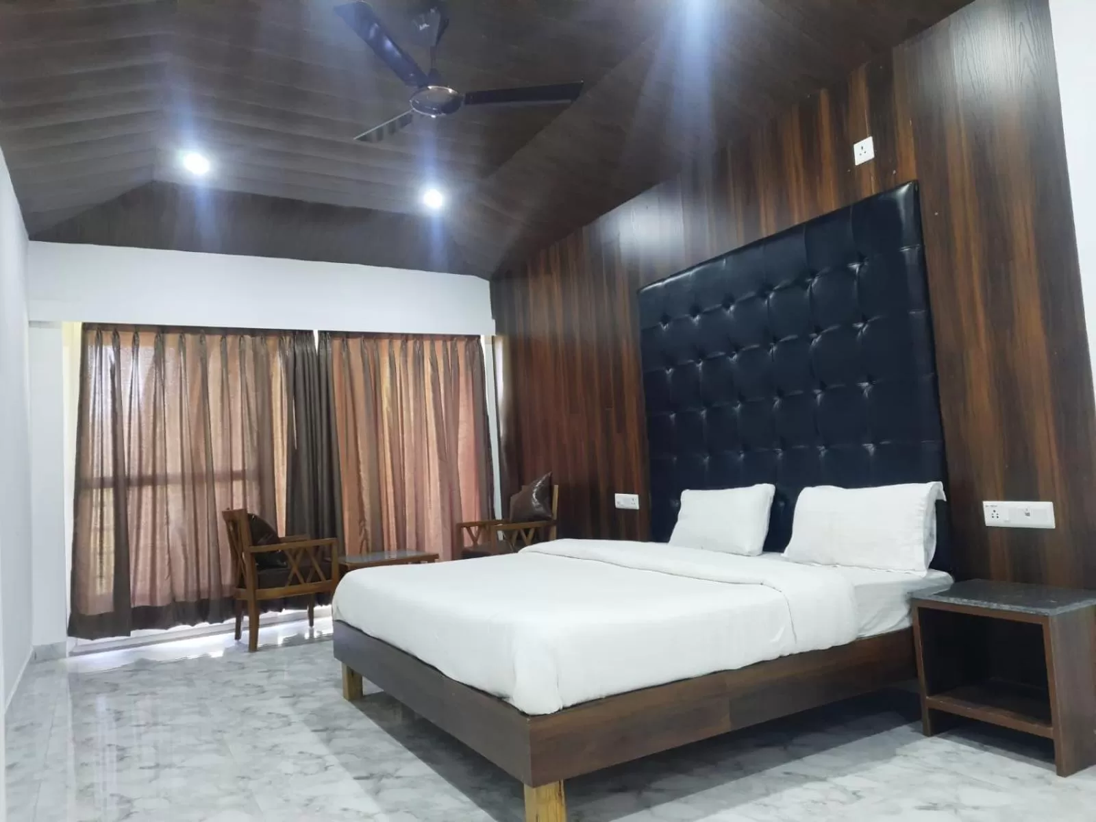 Bedroom, Bed in Blue Pine Orchards - Villas