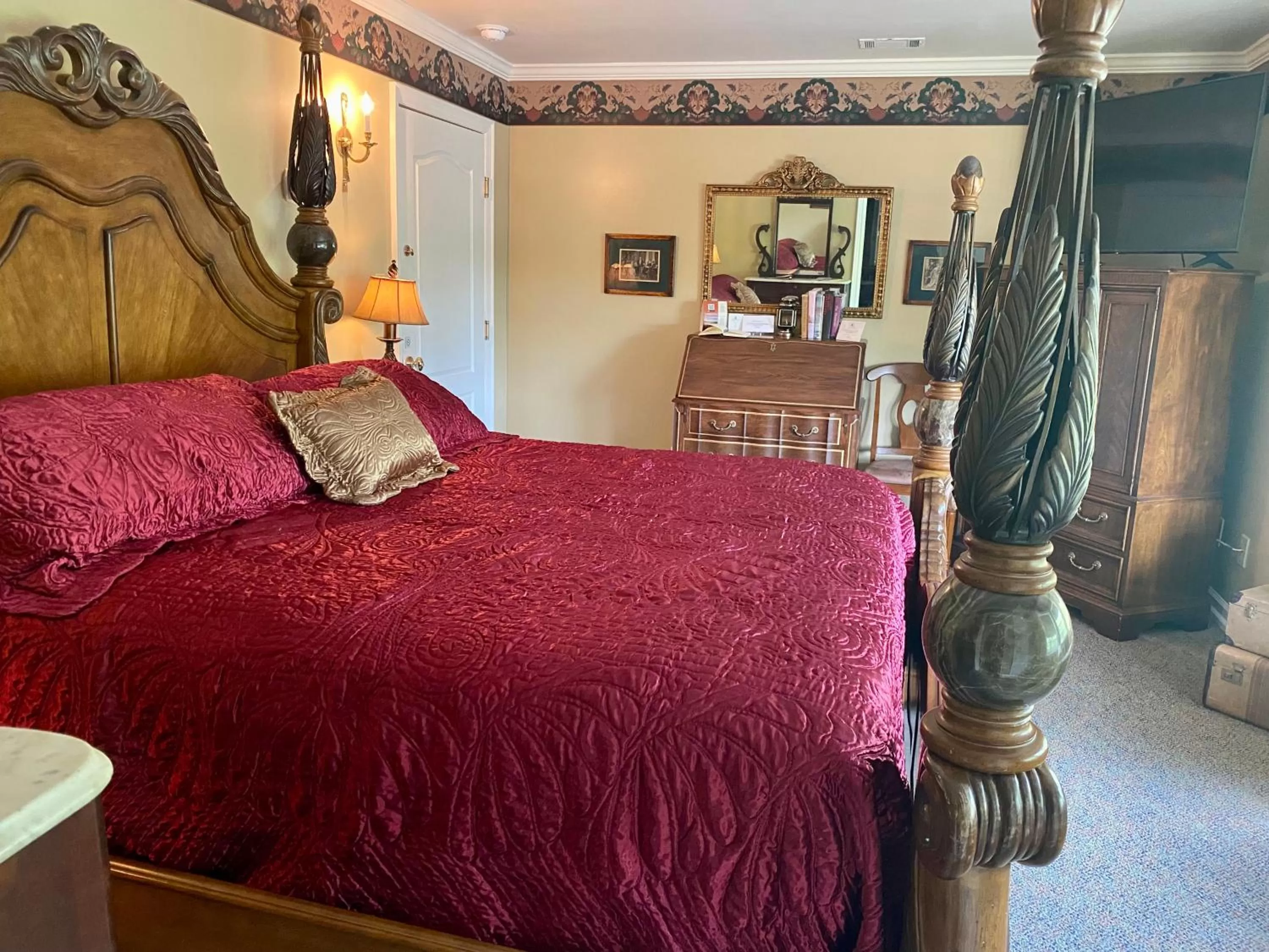 Photo of the whole room, Bed in The Cypress Inn