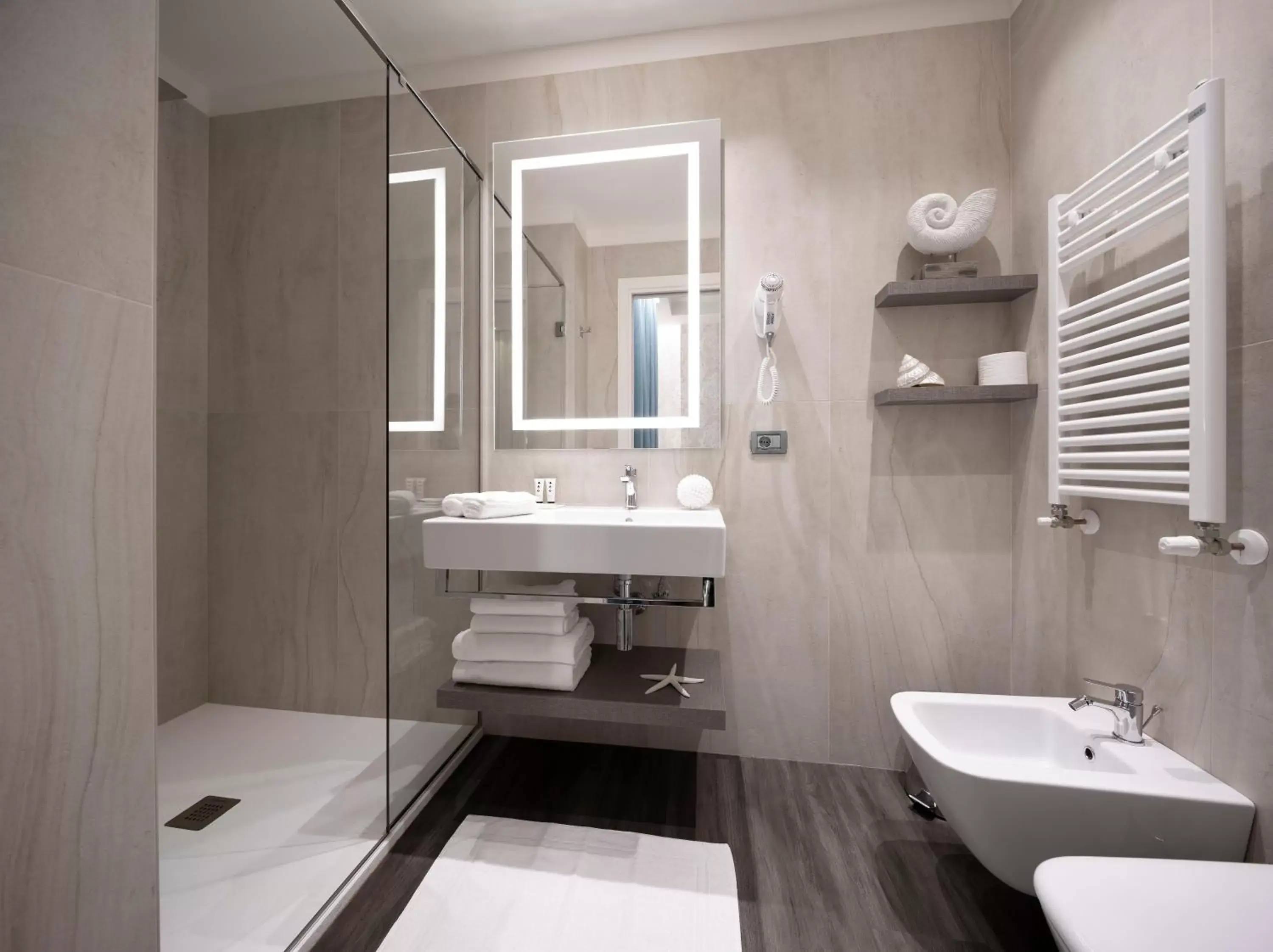 Shower, Bathroom in Litoraneo Suite Hotel