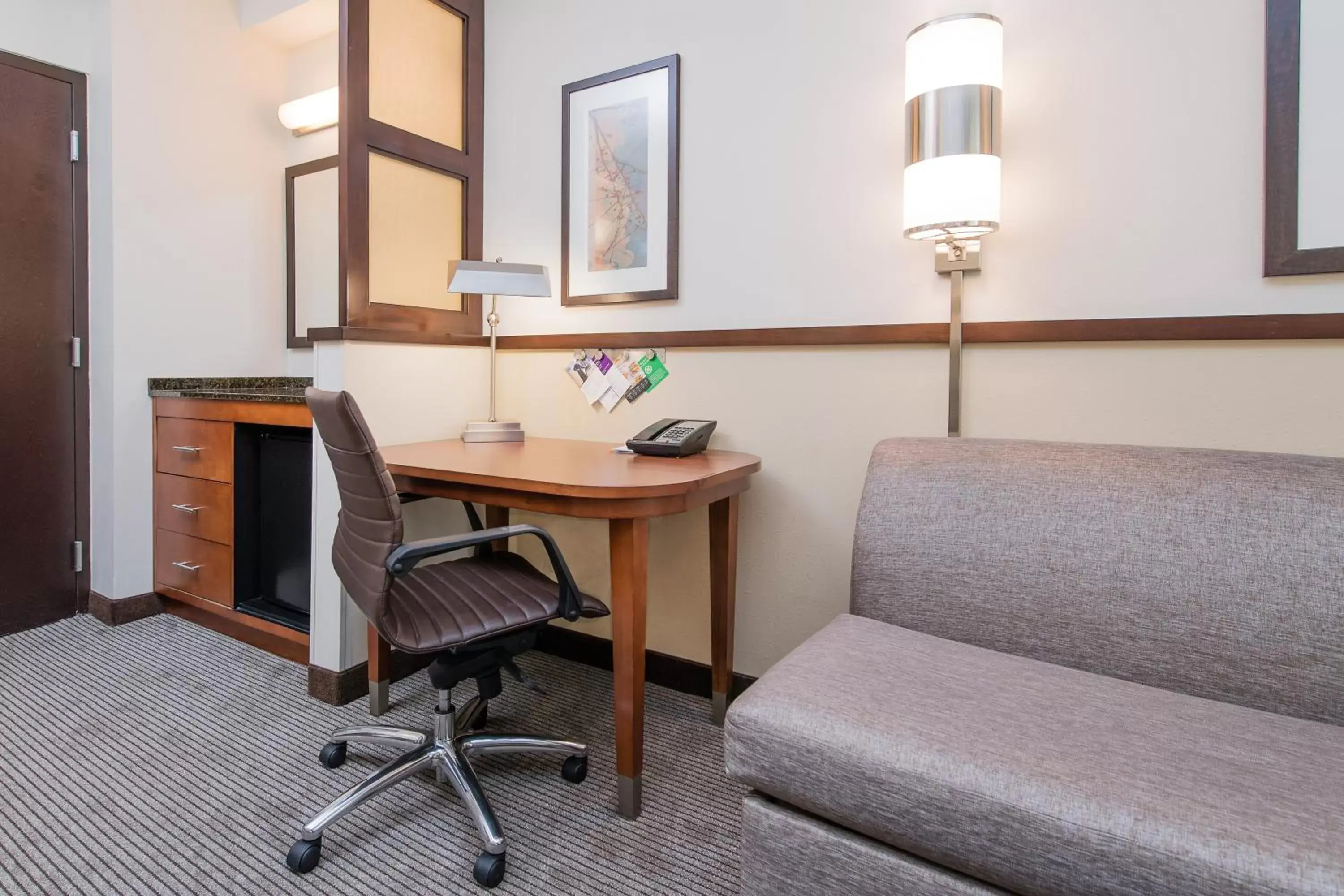 Seating Area in Hyatt Place Charleston Airport / Convention Center