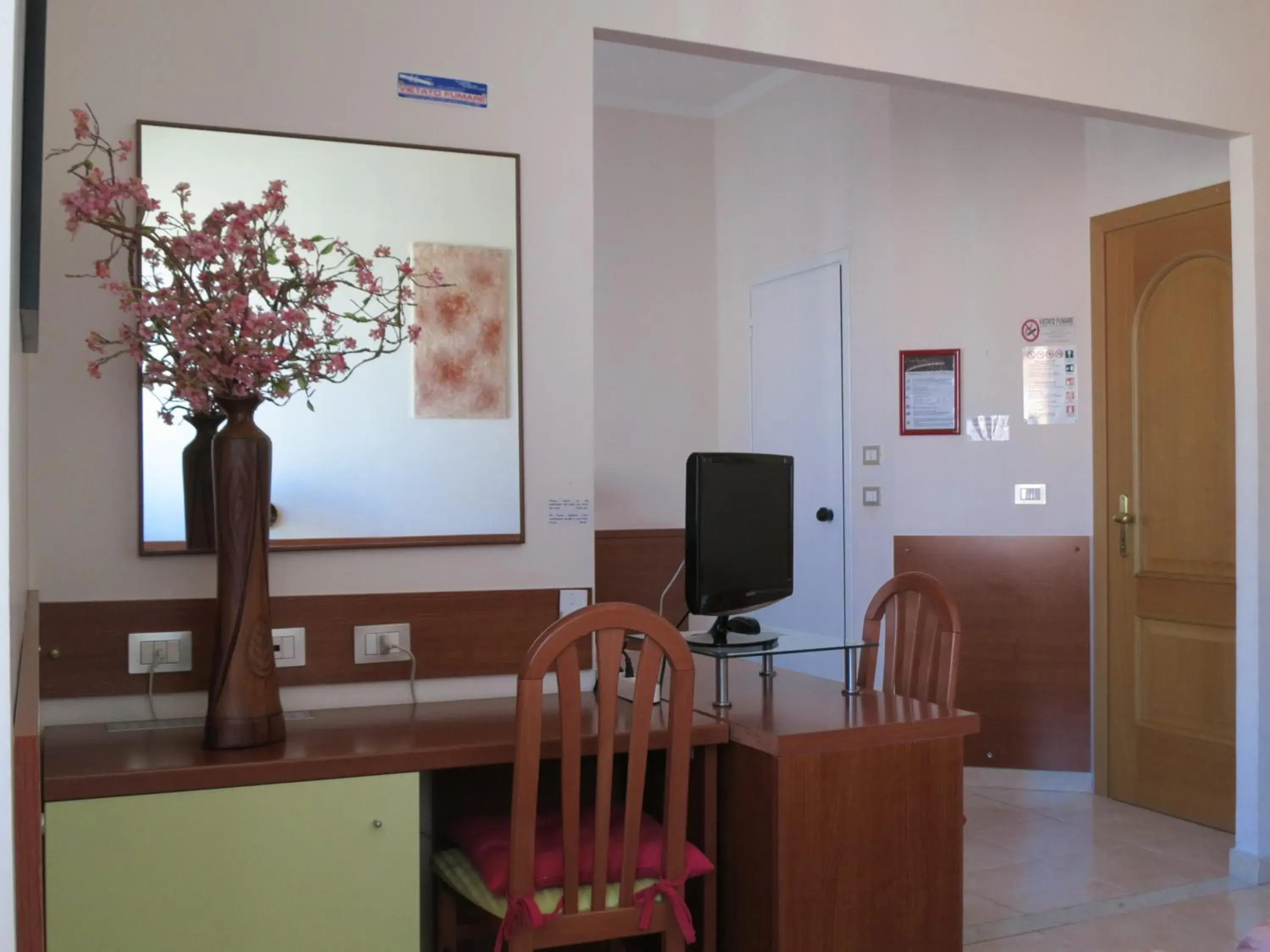 Area and facilities, TV/Entertainment Center in Hotel Katty
