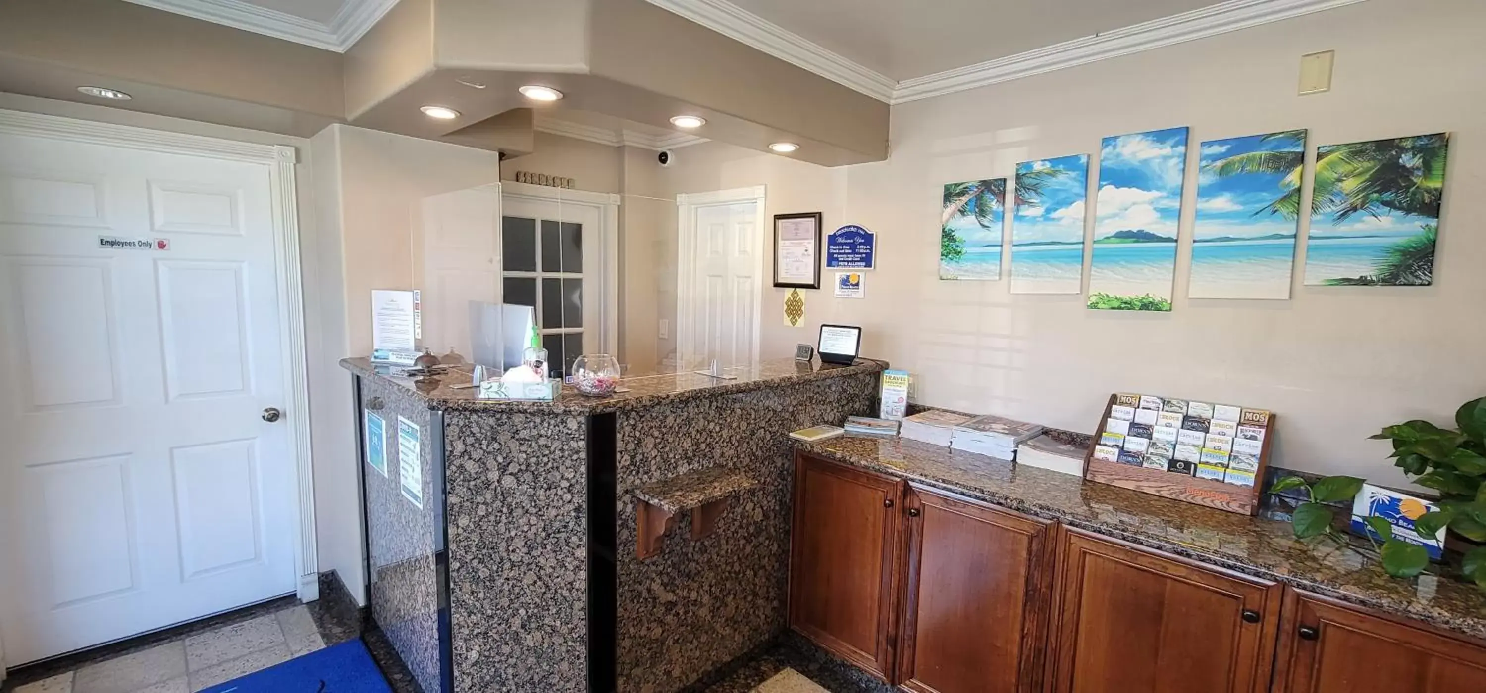 Lobby or reception, Kitchen/Kitchenette in Beachwalker Inn & Suites