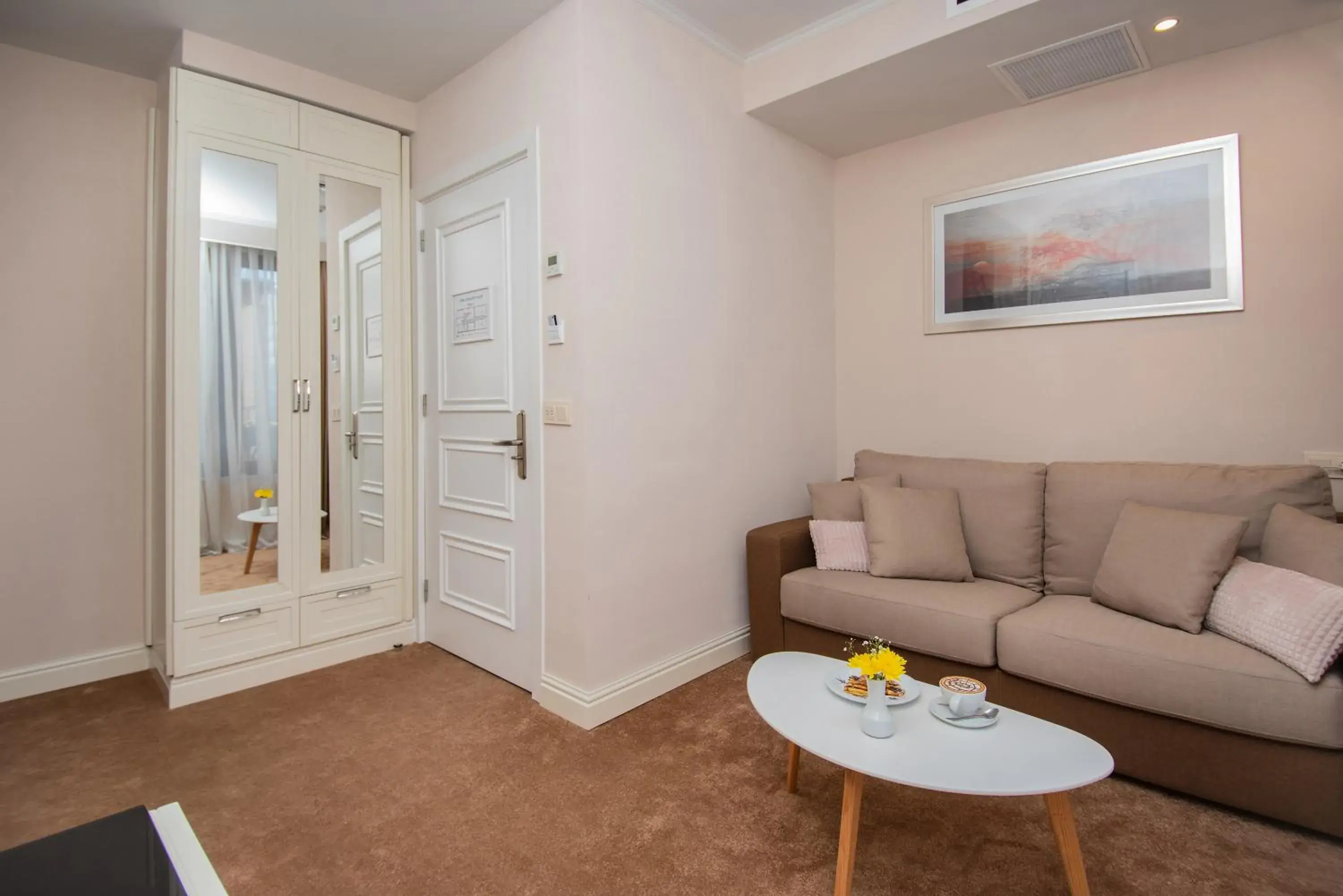 Living room, Seating Area in City Avenue Hotel