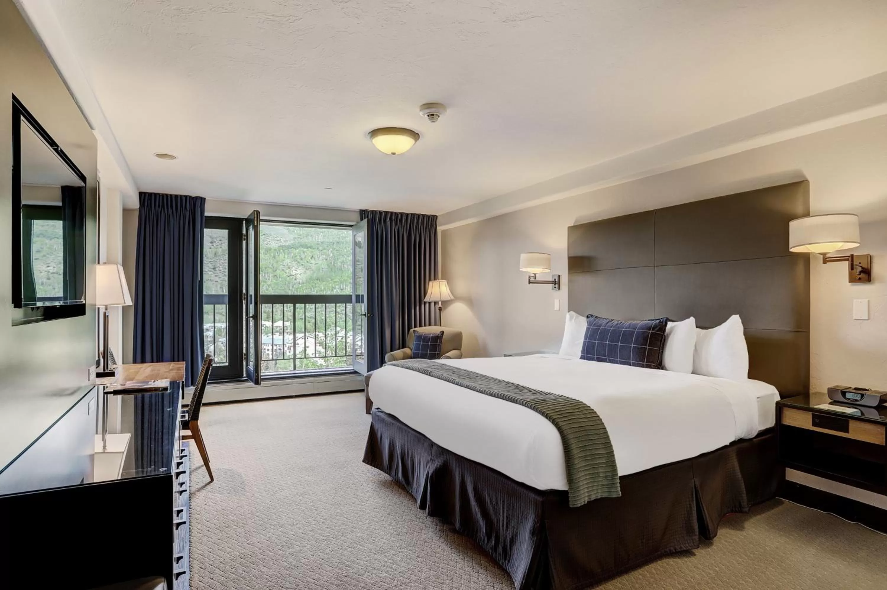 Bed in The Pines Lodge, a RockResort