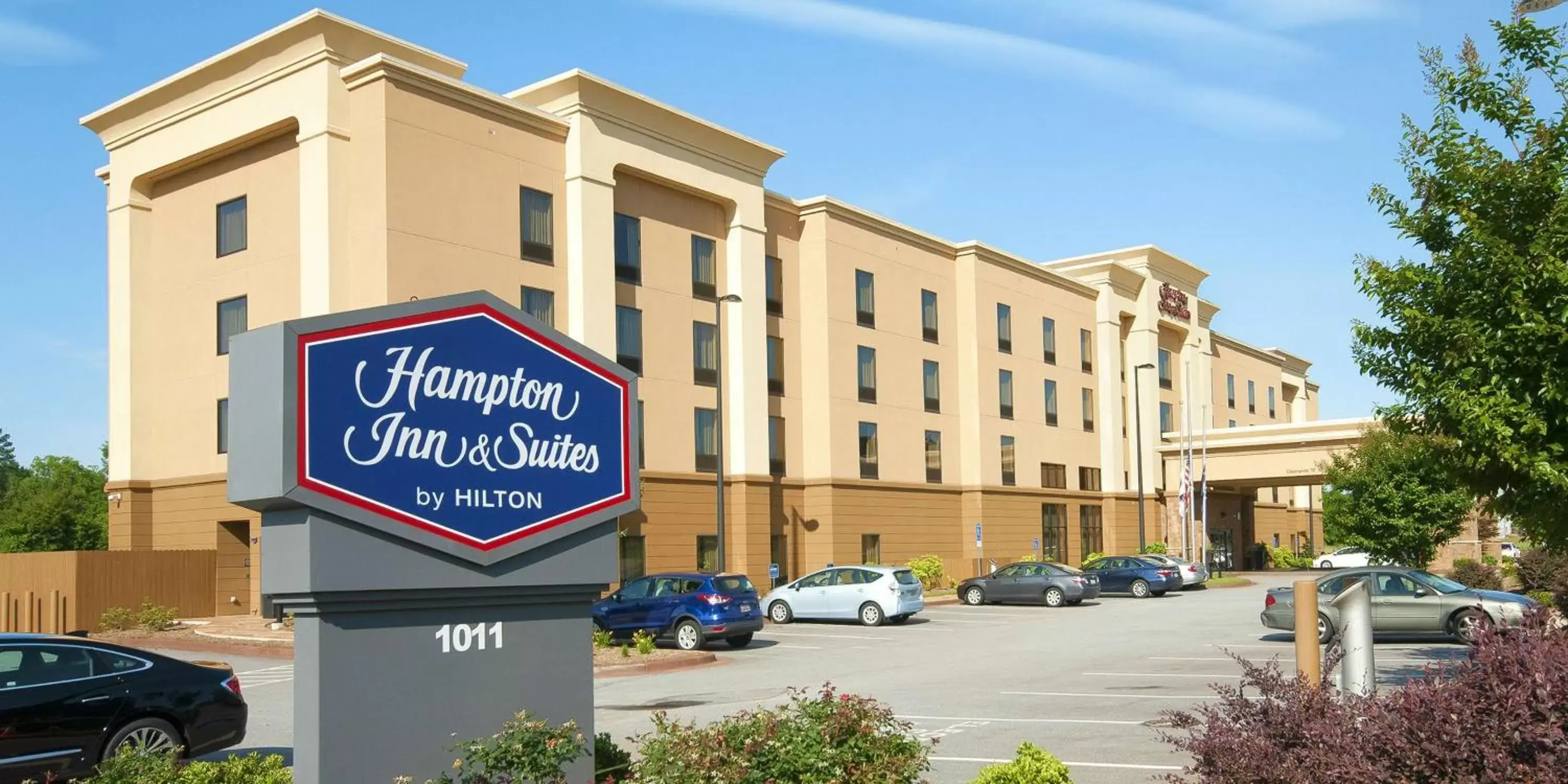 Property Building in Hampton Inn & Suites Seneca-Clemson Area