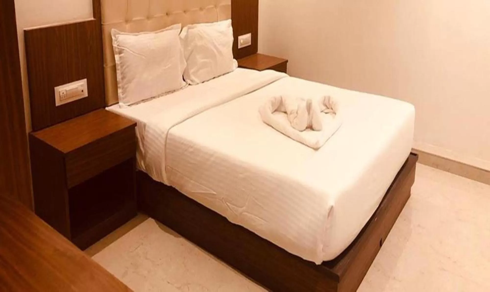 Bed in FabExpress Wynde