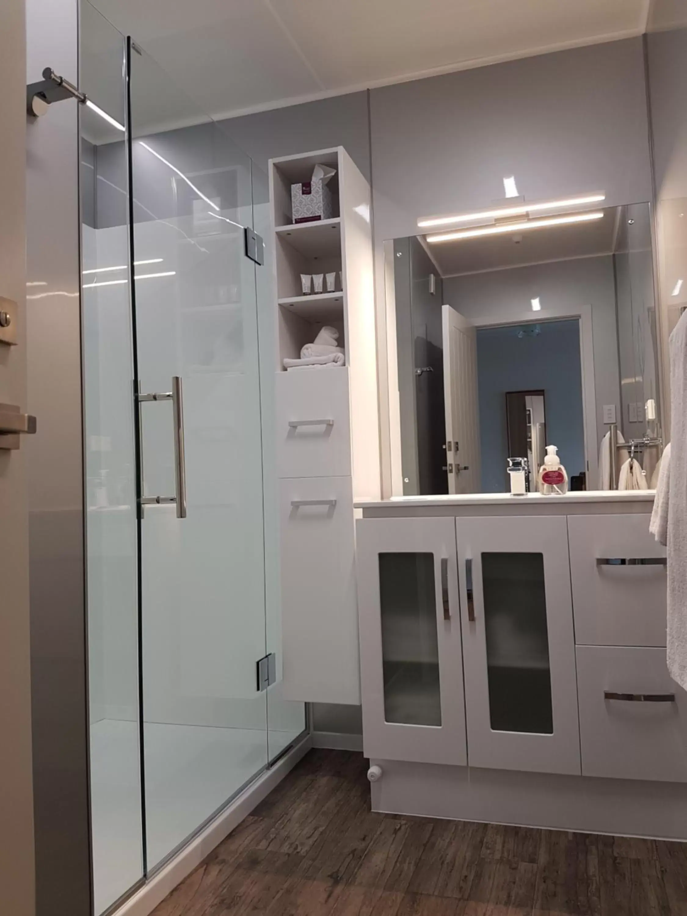 Queen One-Bedroom Apartment - Upstairs Lakeview in Fiordland Lakeview Motel and Apartments Queen One-Bedroom Apartment - Upstairs Lakeview in Fiordland Lakeview Motel and Apartments