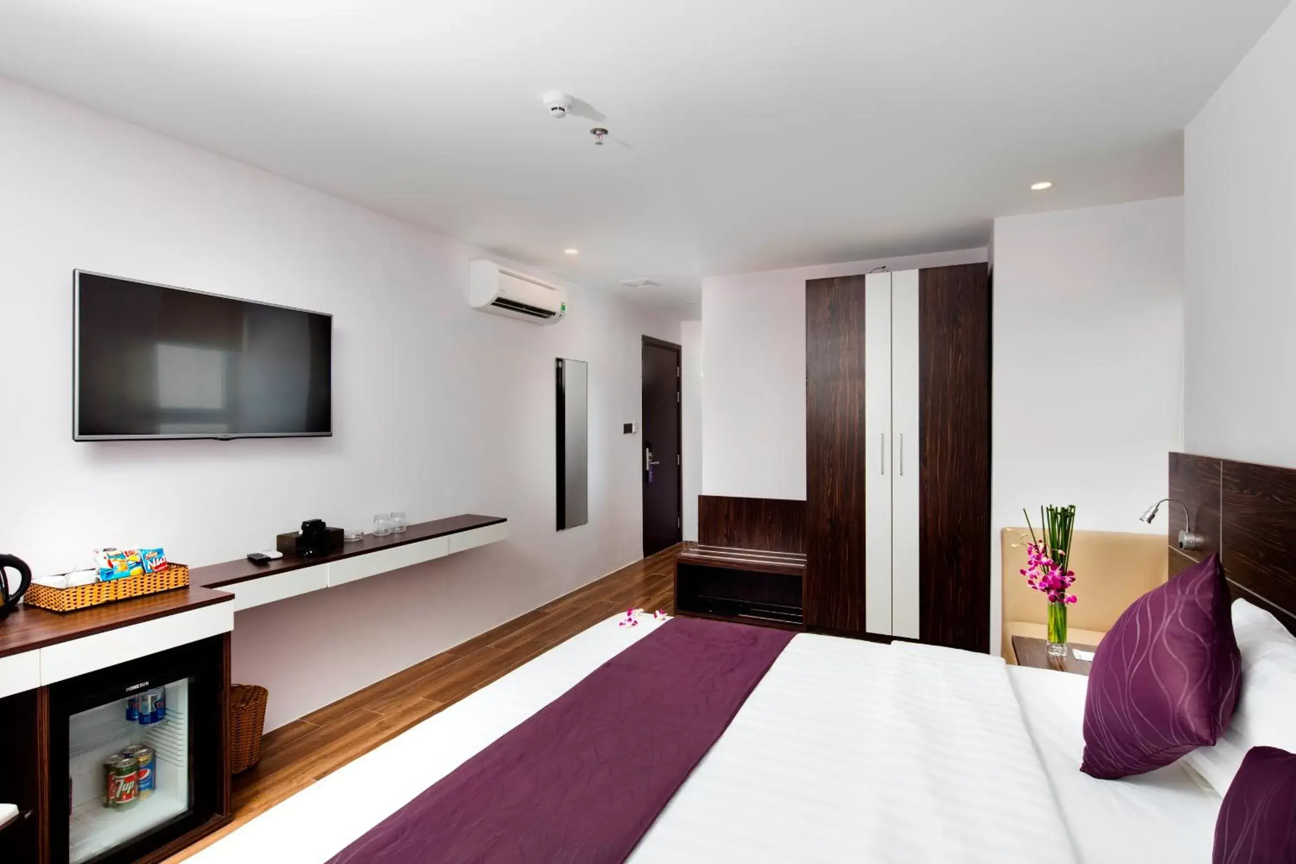 Photo of the whole room, TV/Entertainment Center in Balcony Nha Trang Hotel