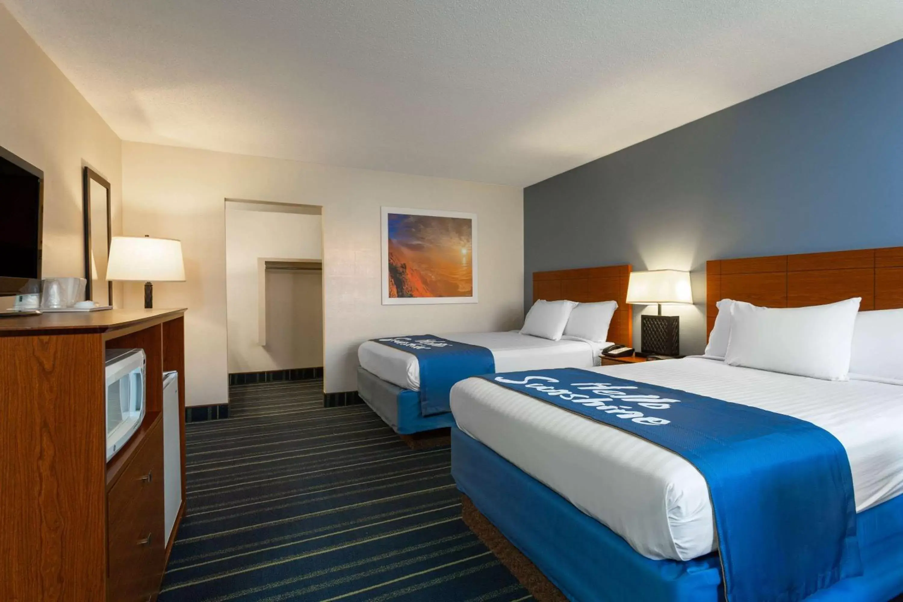 Photo of the whole room, Bed in Days Inn by Wyndham Breezewood