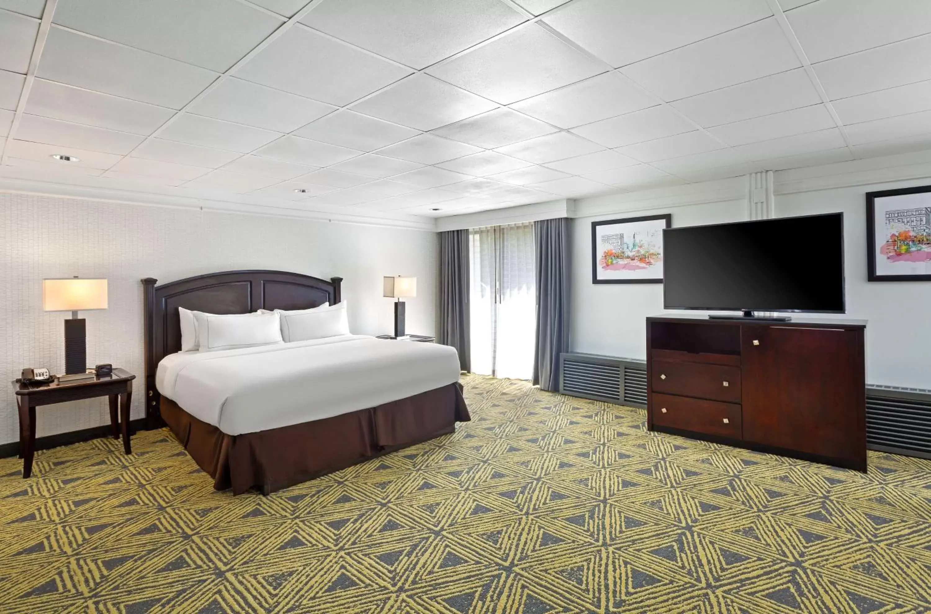 Bed in DoubleTree by Hilton Pittsburgh - Meadow Lands