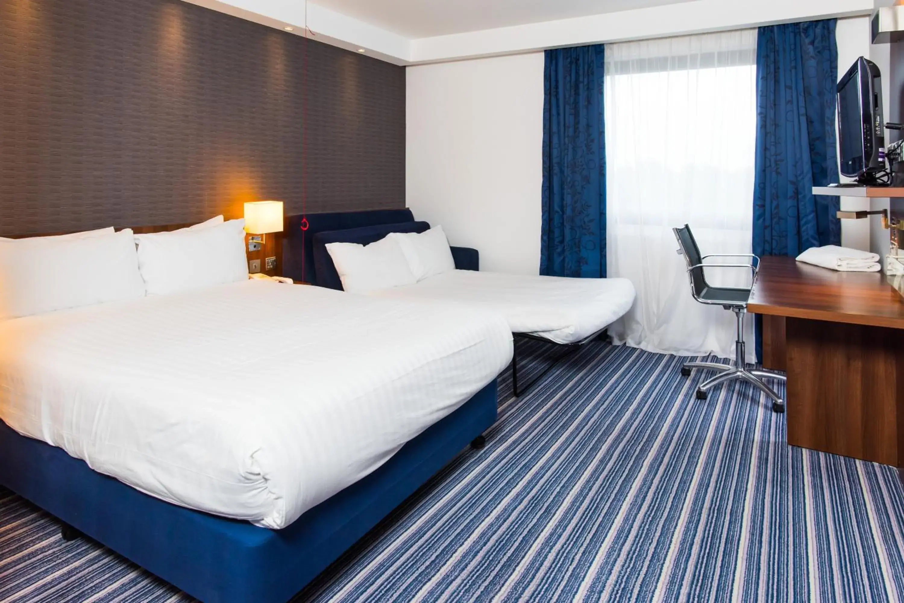 Photo of the whole room, Bed in Holiday Inn Express Tamworth
