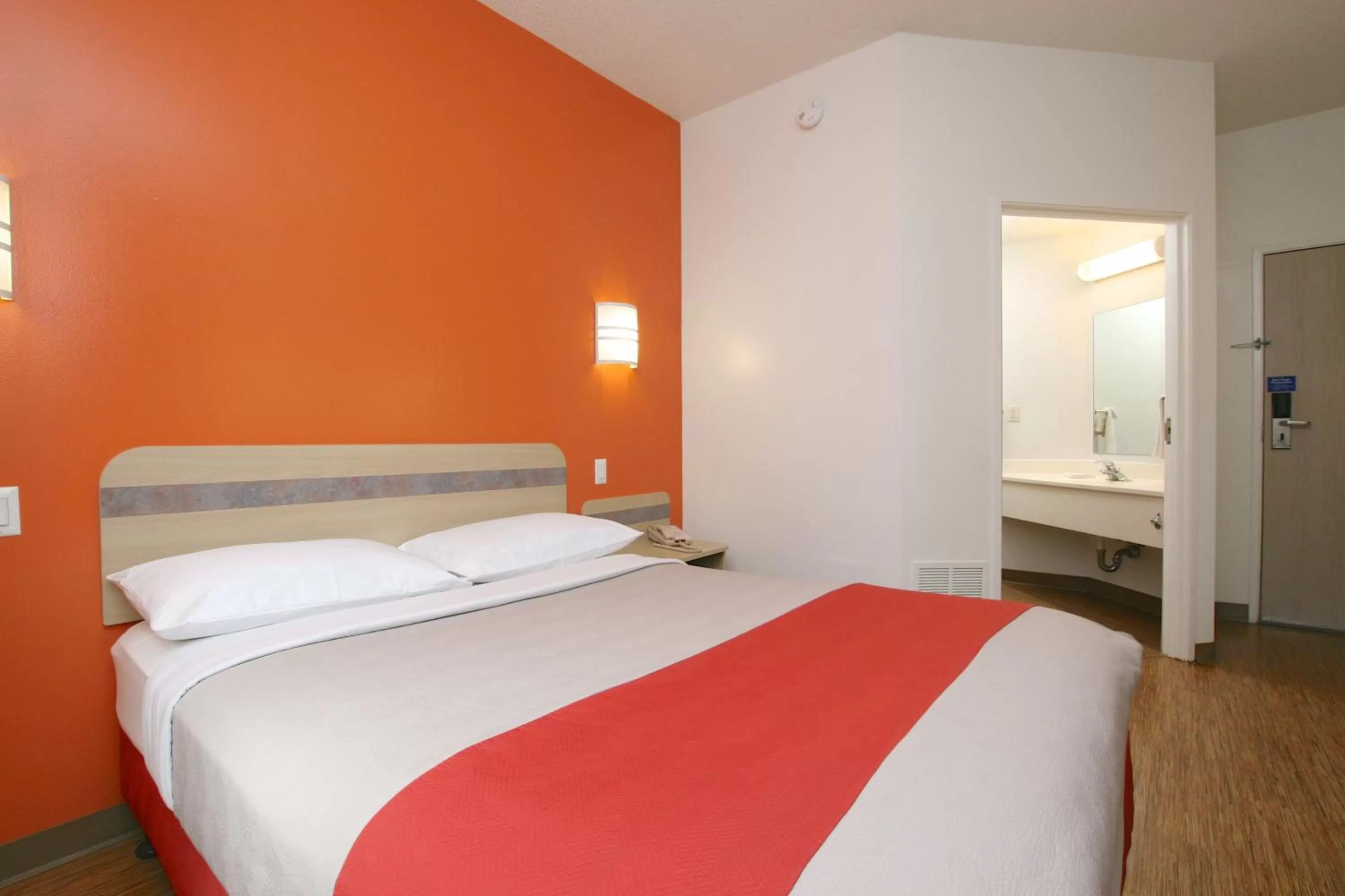 Bedroom, Bed in Motel 6-Colchester, VT - Burlington