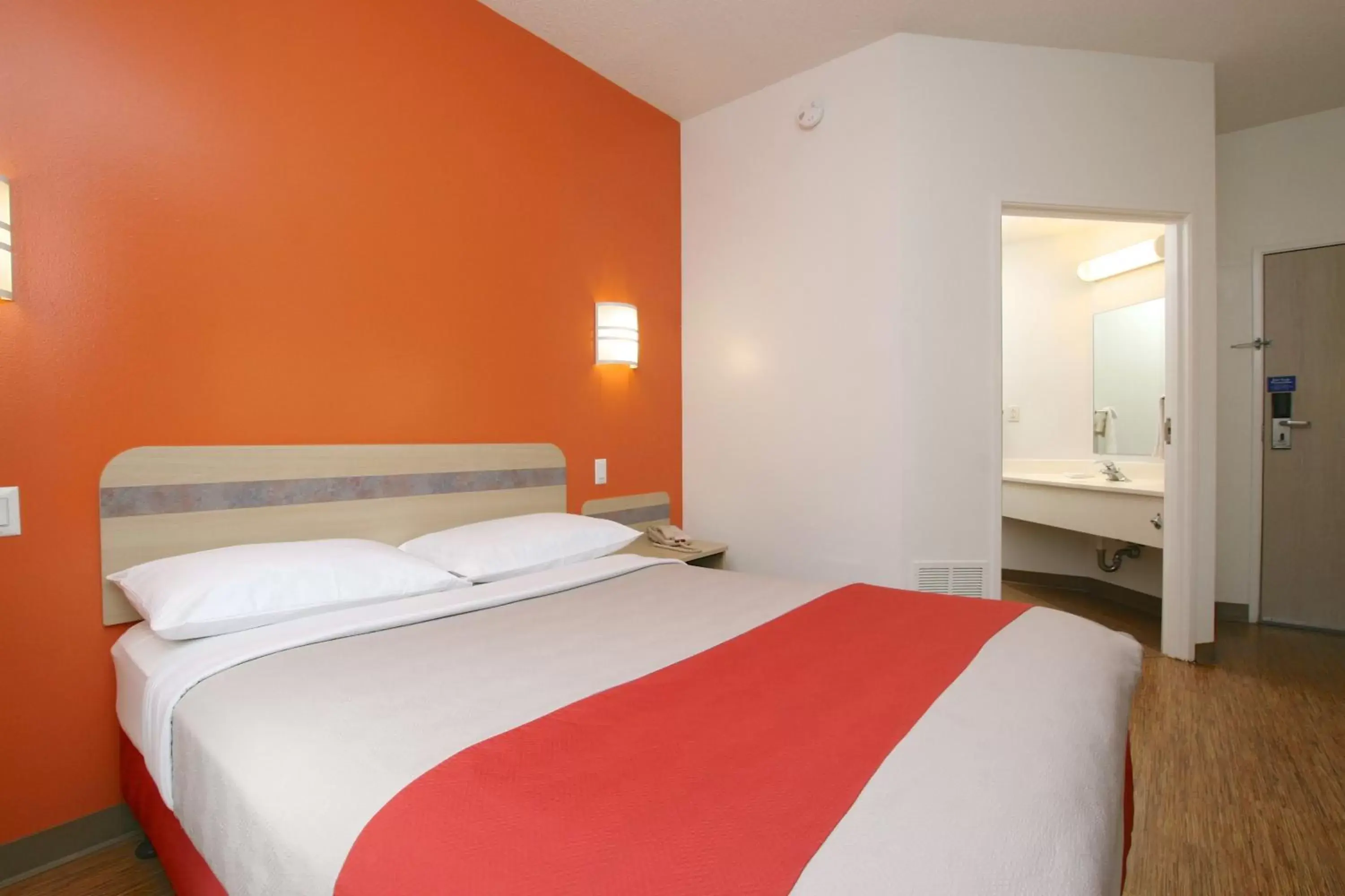 Bedroom, Bed in Motel 6-Colchester, VT - Burlington