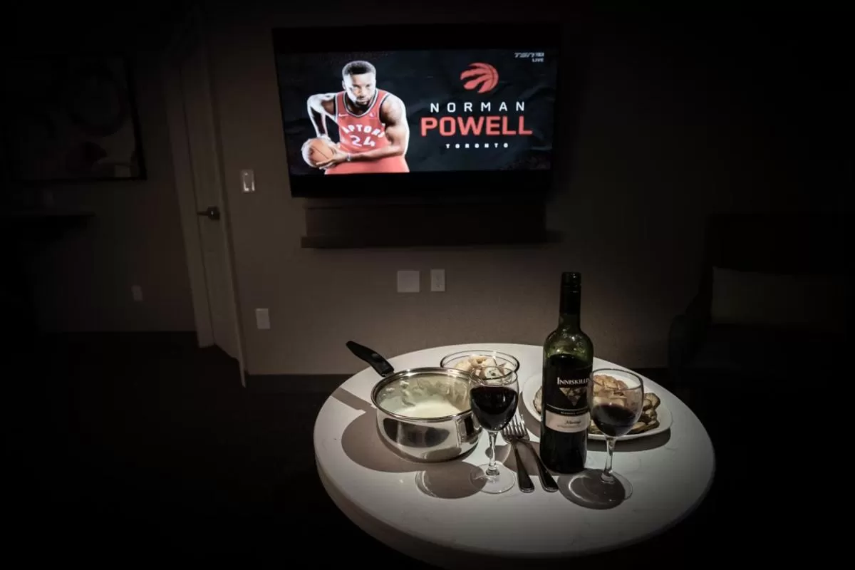 TV and multimedia in Staybridge Suites - Waterloo - St. Jacobs Area