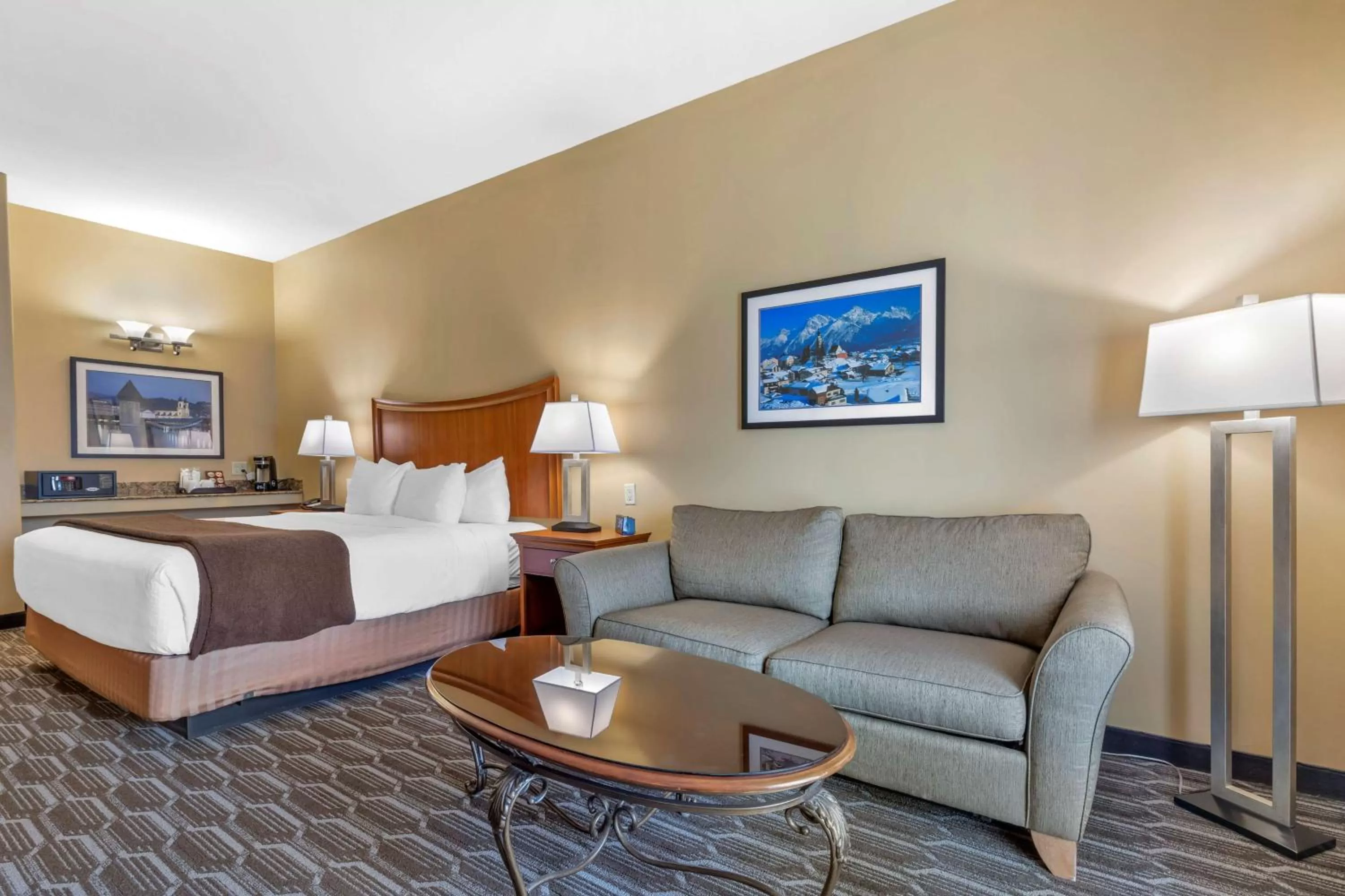 Bedroom, Bed in Best Western Plus Swiss Chalet Hotel & Suites