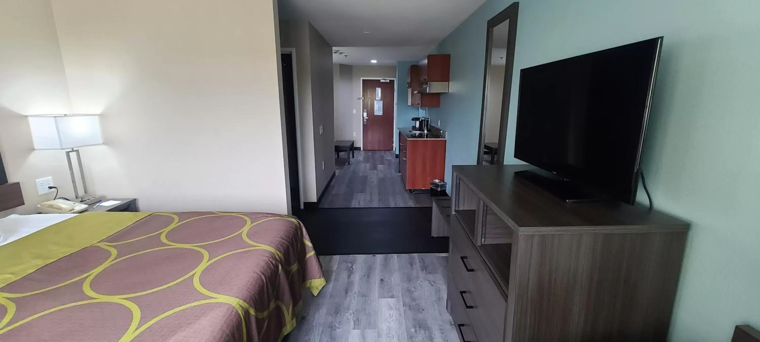 King Studio Suite with Mobility Access and Bath Tub with Grab Bars - Non-Smoking in Super 8 by Wyndham Lubbock West King Studio Suite with Mobility Access and Bath Tub with Grab Bars - Non-Smoking in Super 8 by Wyndham Lubbock West