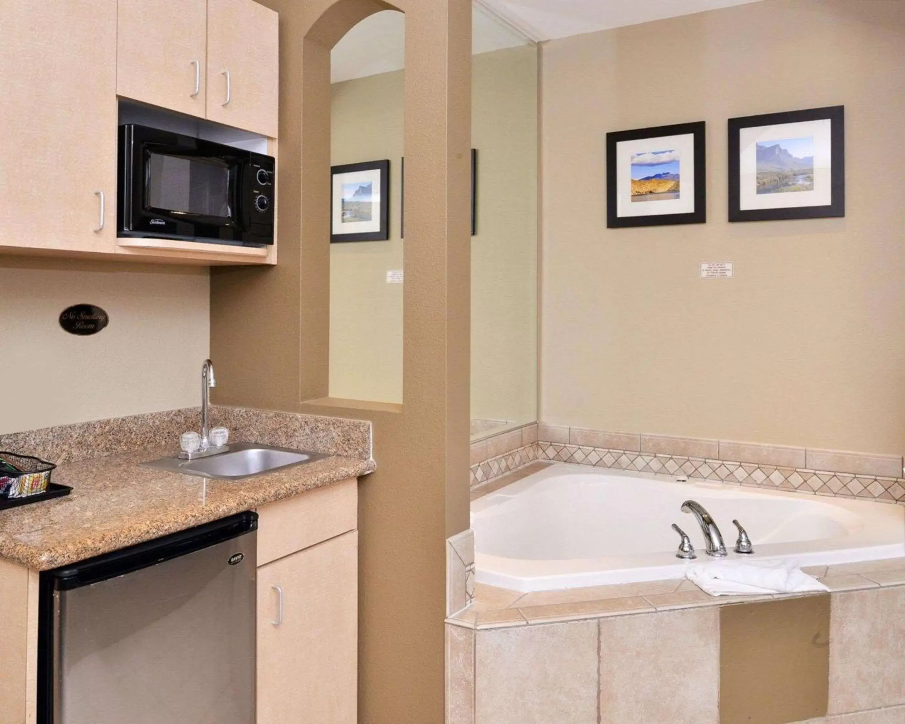 Photo of the whole room, Bathroom in Comfort Inn Fountain Hills - Scottsdale