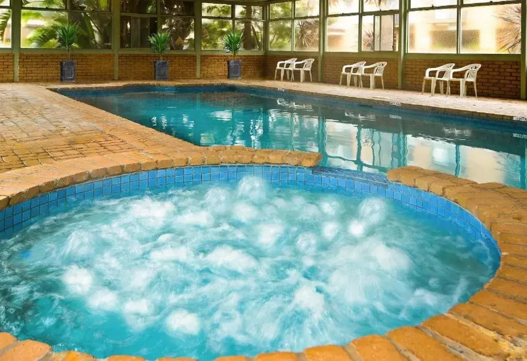 Swimming Pool in BEST WESTERN Geelong Motor Inn & Serviced Apartments