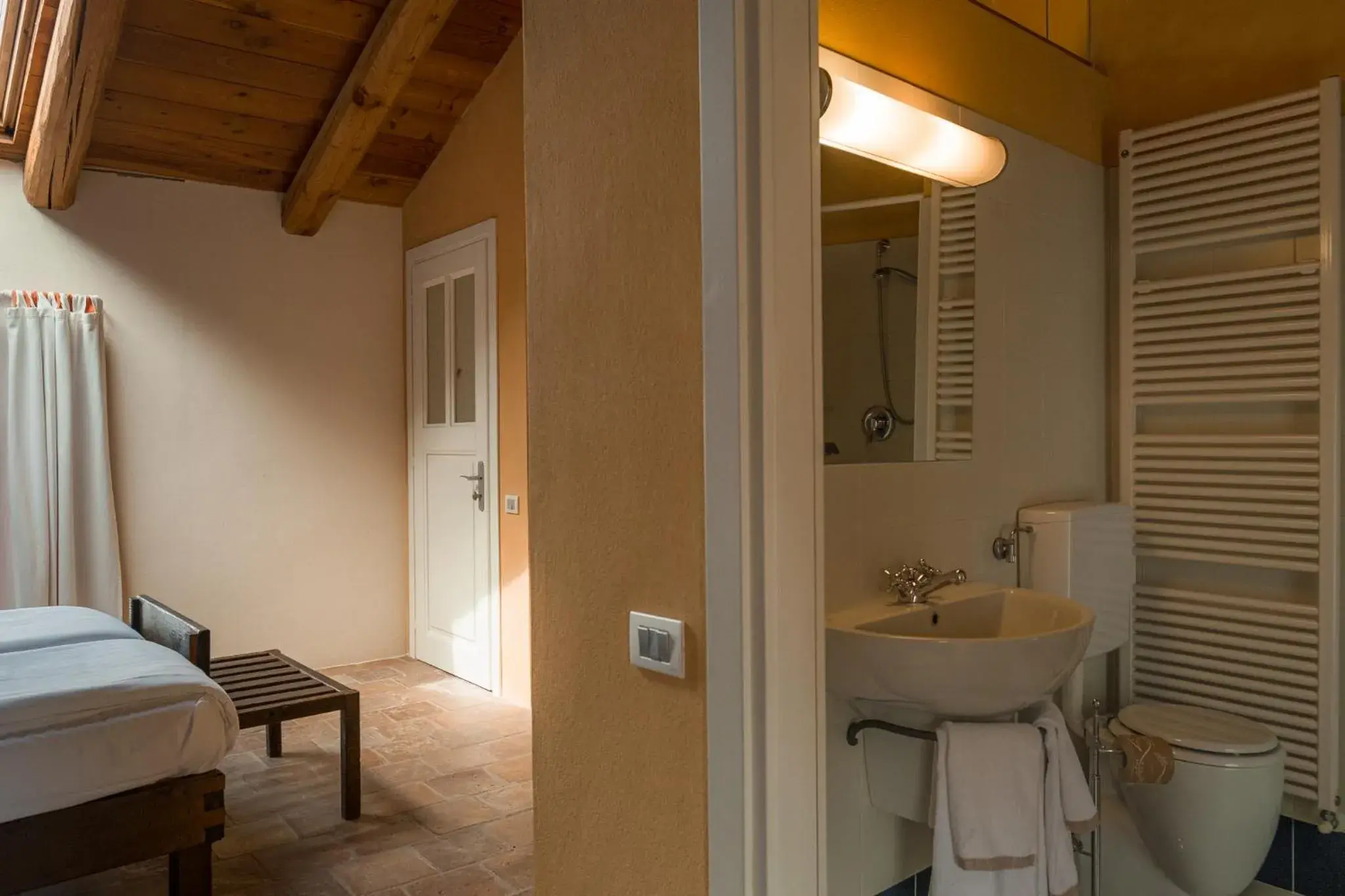 Bathroom in Albergo Real Castello