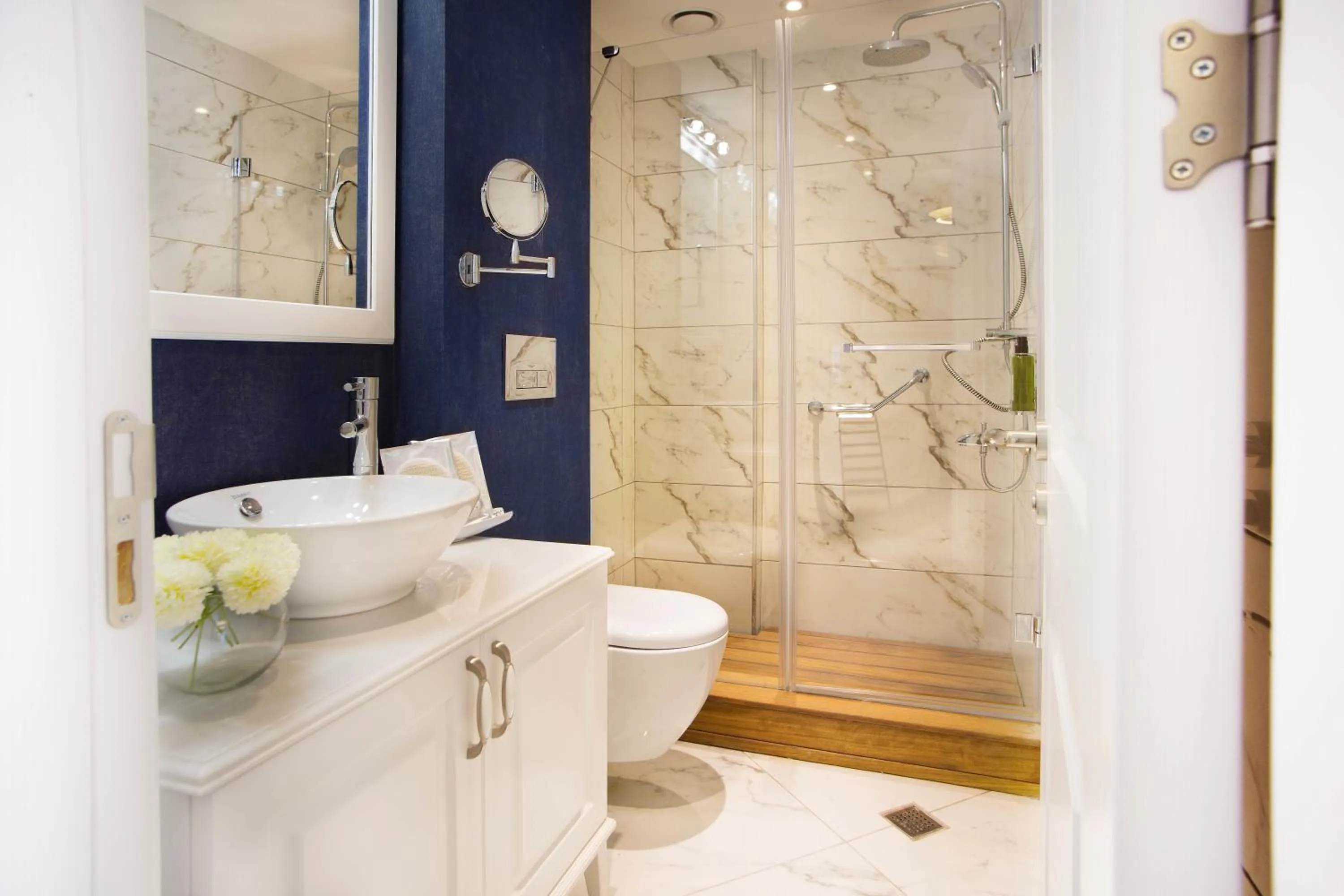 Shower in Astan Hotel Taksim