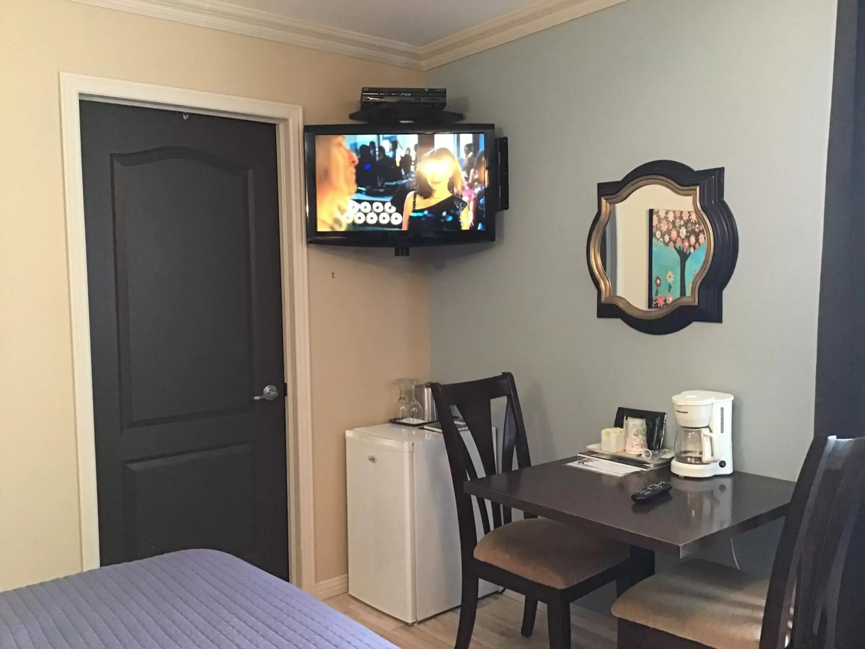 Dining area, TV/Entertainment Center in Petit Hôtel Amara