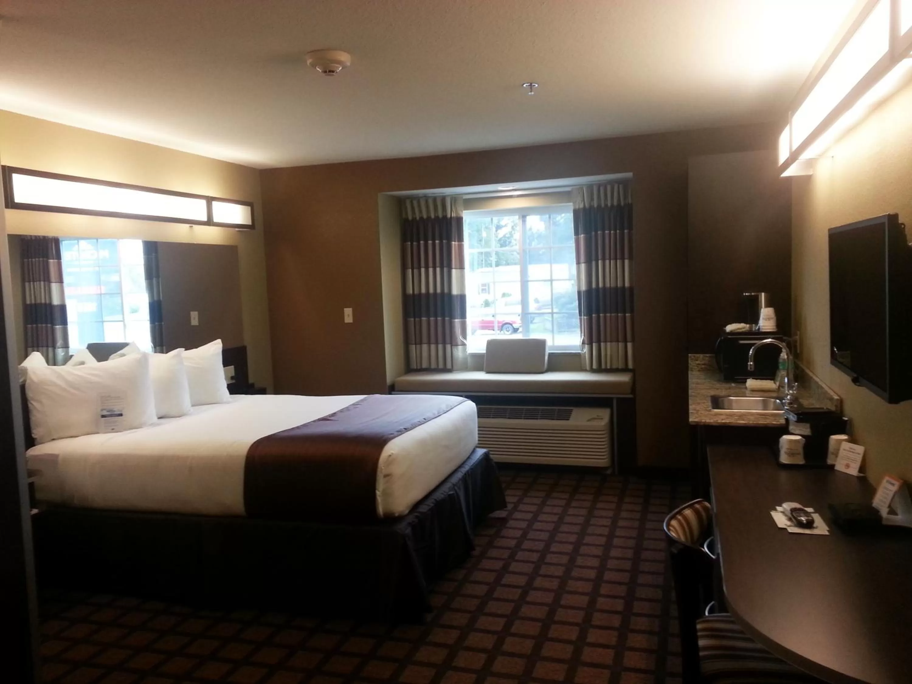 TV and multimedia, Bed in Microtel Inn and Suites Carrollton