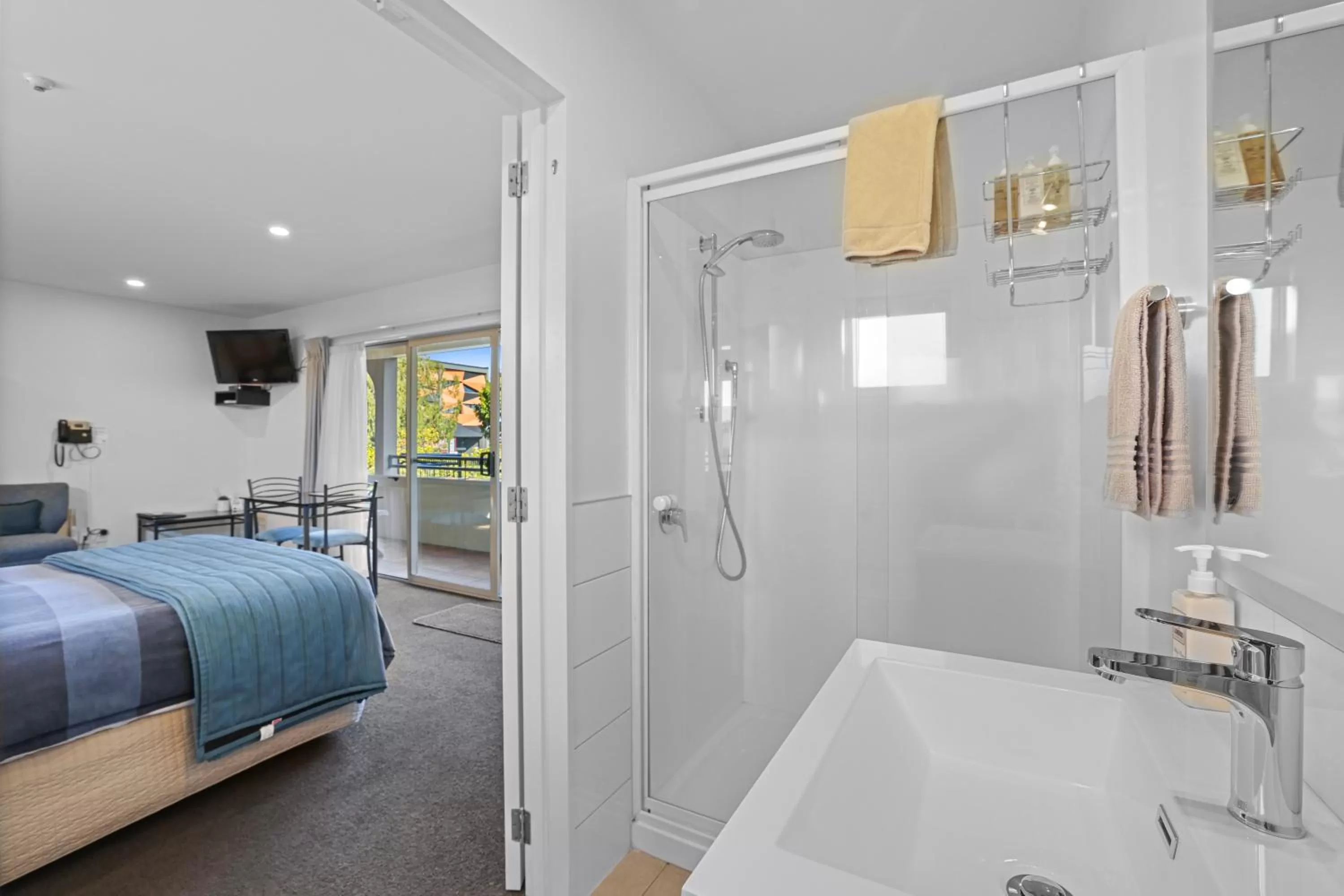 Bed in Lorenzo Motor Lodge