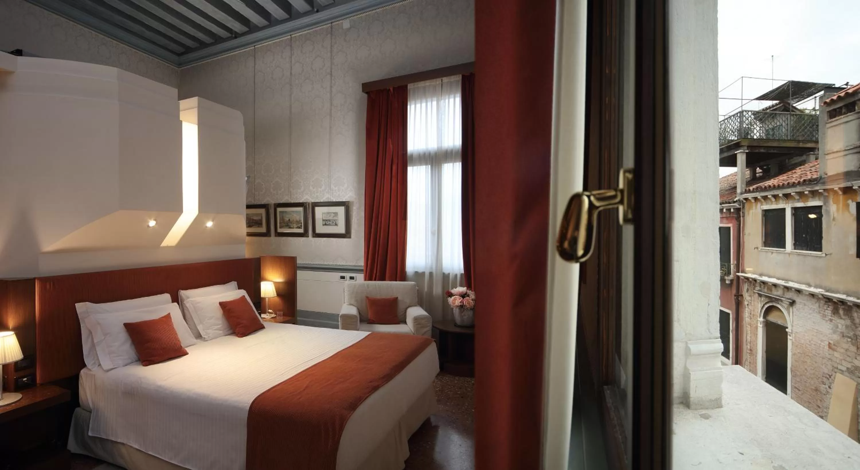 Photo of the whole room, Bed in Ruzzini Palace Hotel