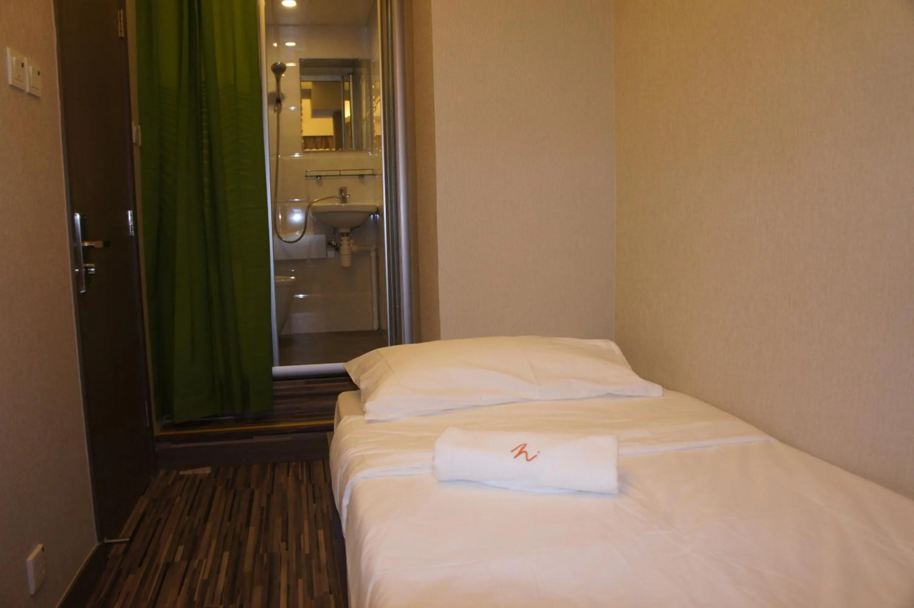 Photo of the whole room, Bed in Homy Inn North Point