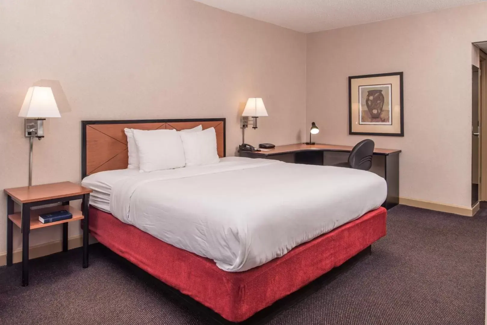 Bed in Hawthorne Inn & Conference Center