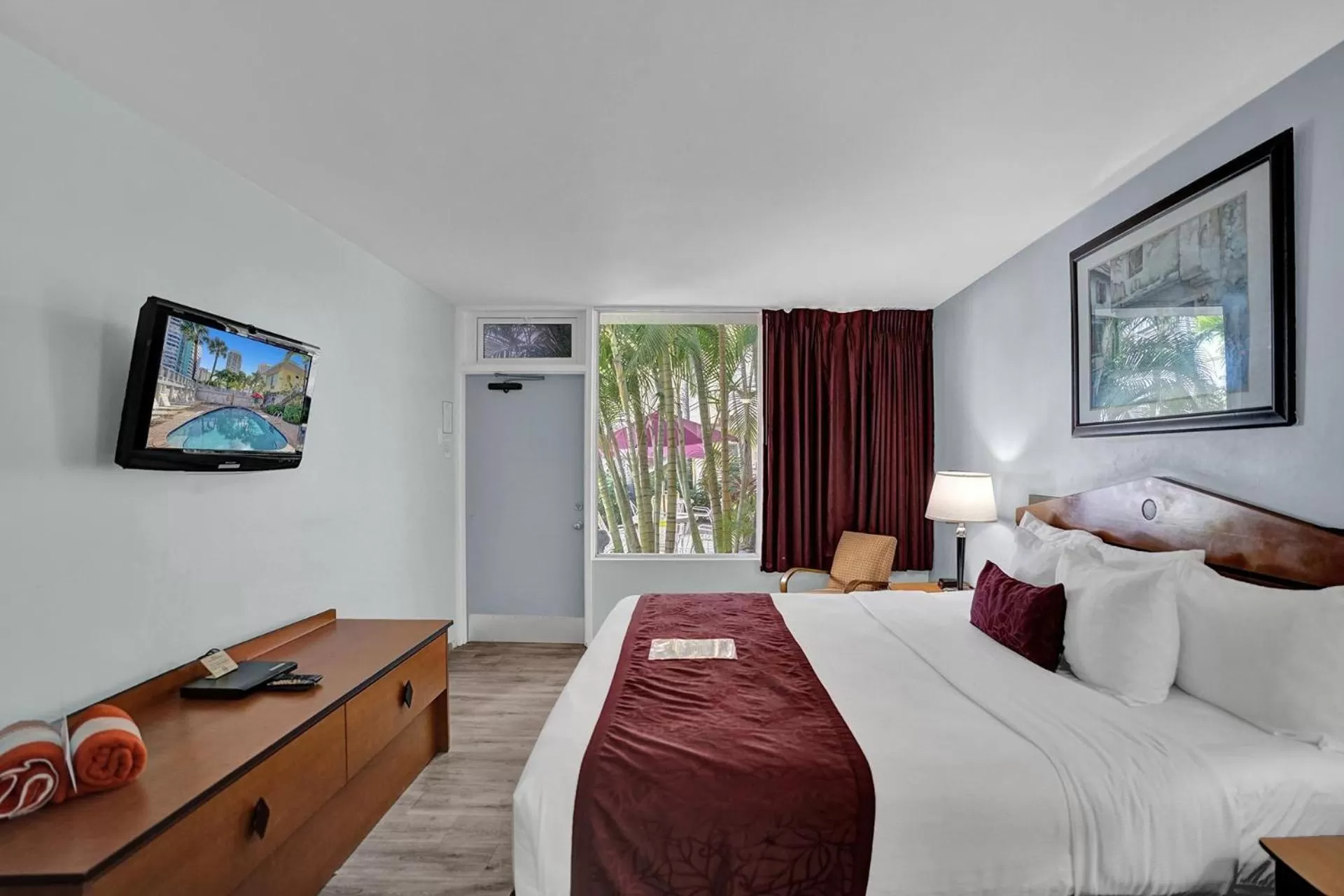 Photo of the whole room, TV/Entertainment Center in The Worthington Resorts - Clothing Optional - Men Only - Solo hombres