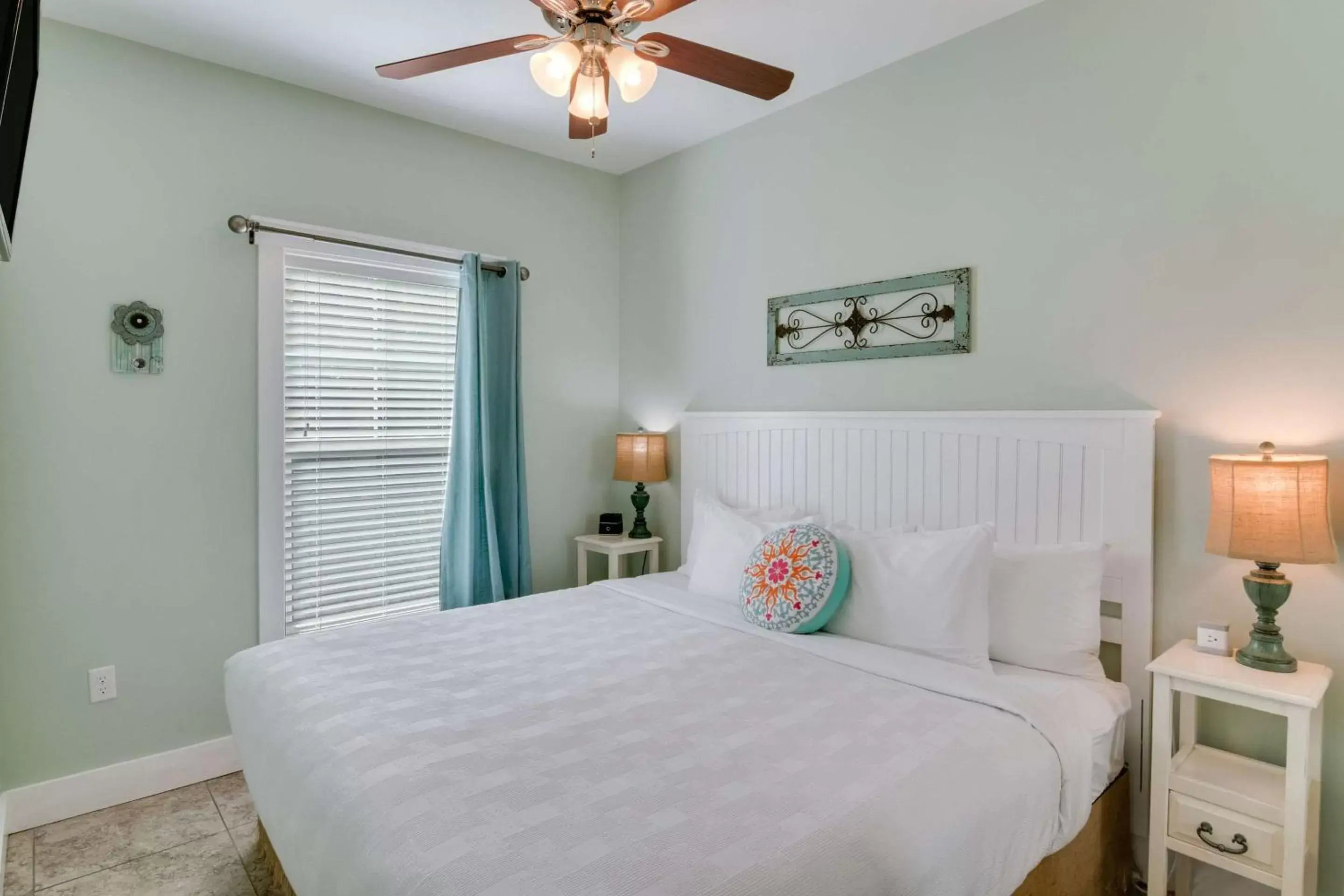 Photo of the whole room, Bed in The Port Inn and Cottages, Ascend Hotel Collection