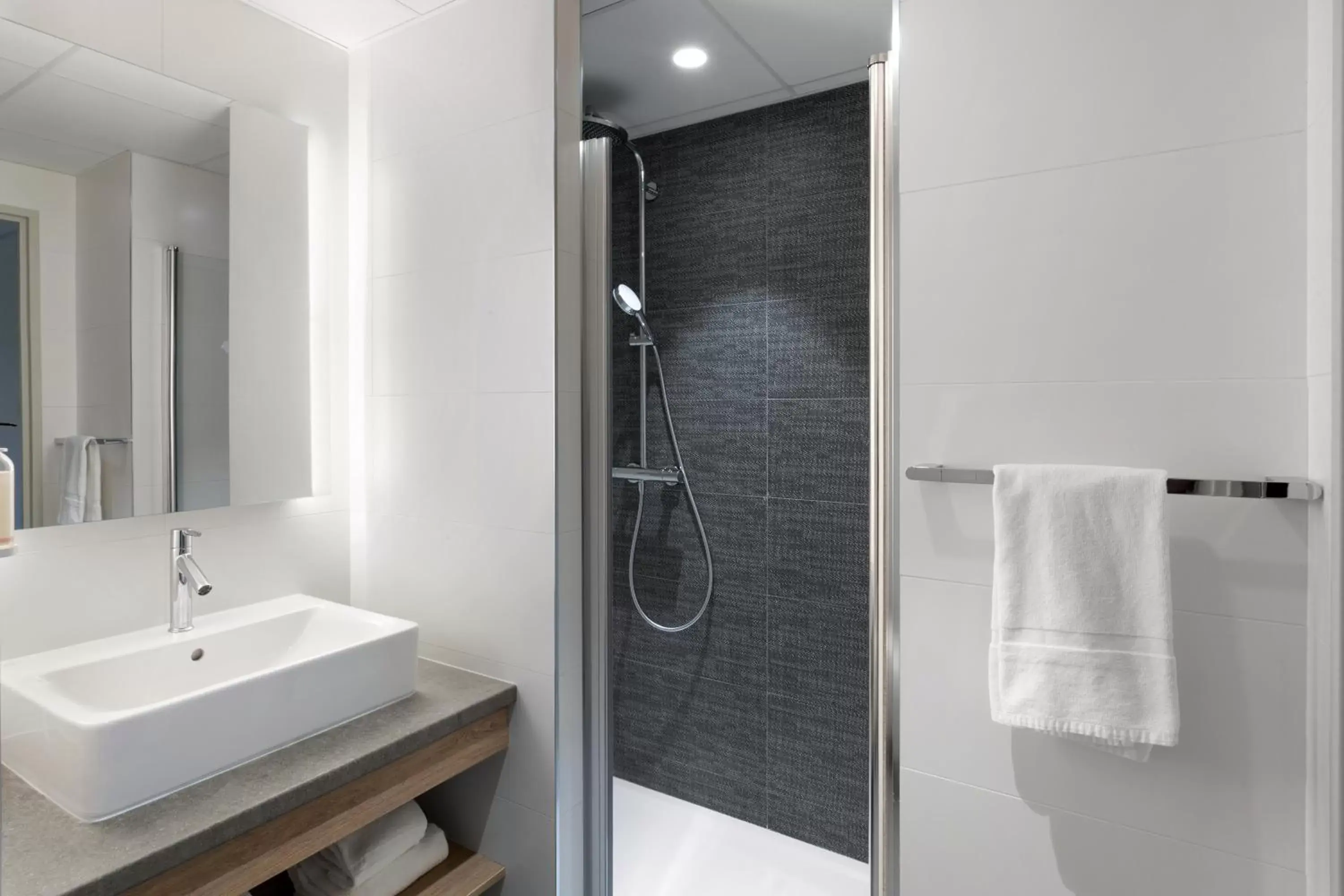 Shower, Bathroom in BEST WESTERN HOTEL DIJON QUETIGNY