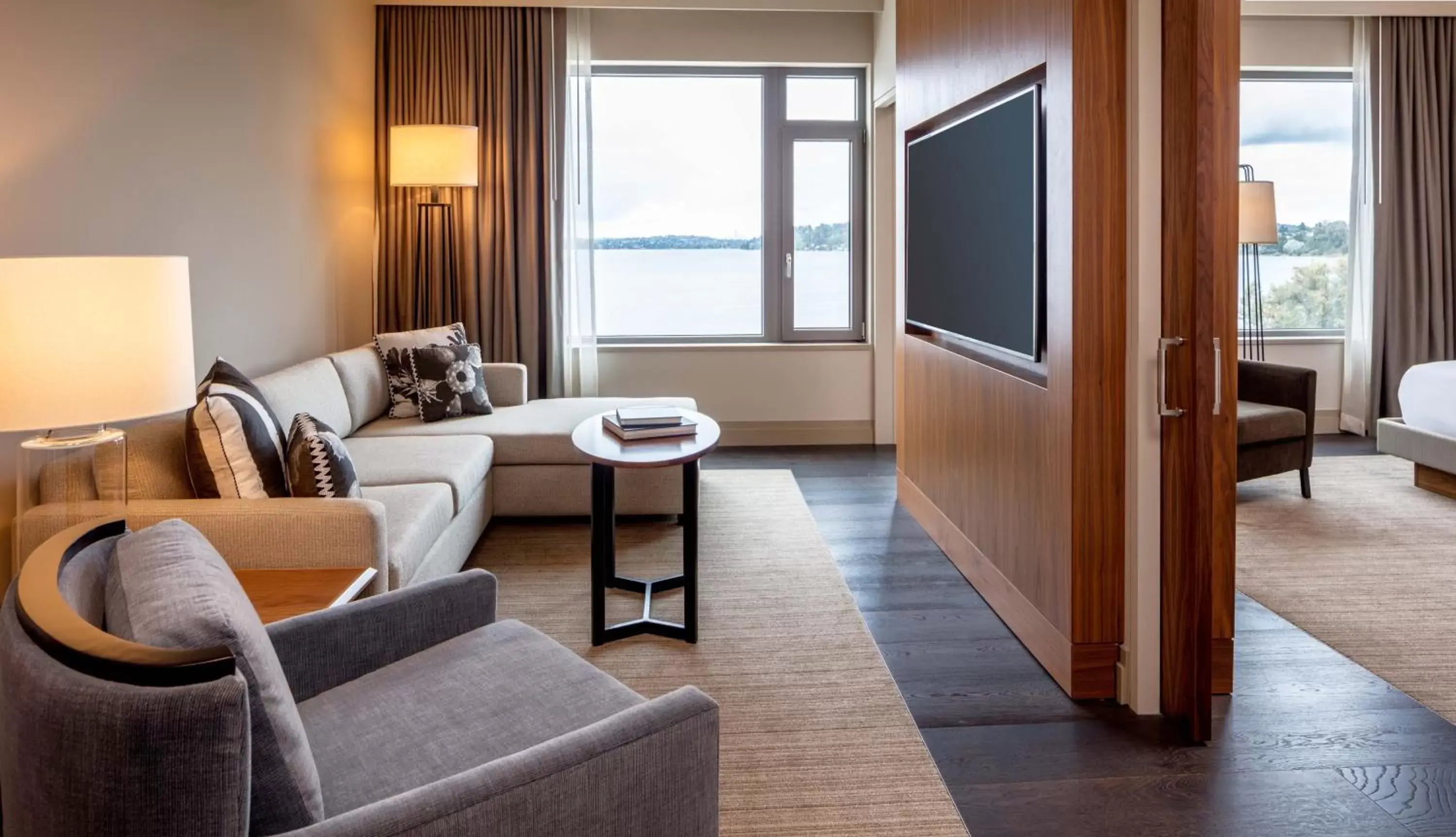 Executive Suite with Lake View in Hyatt Regency Lake Washington at Seattle's Southport
