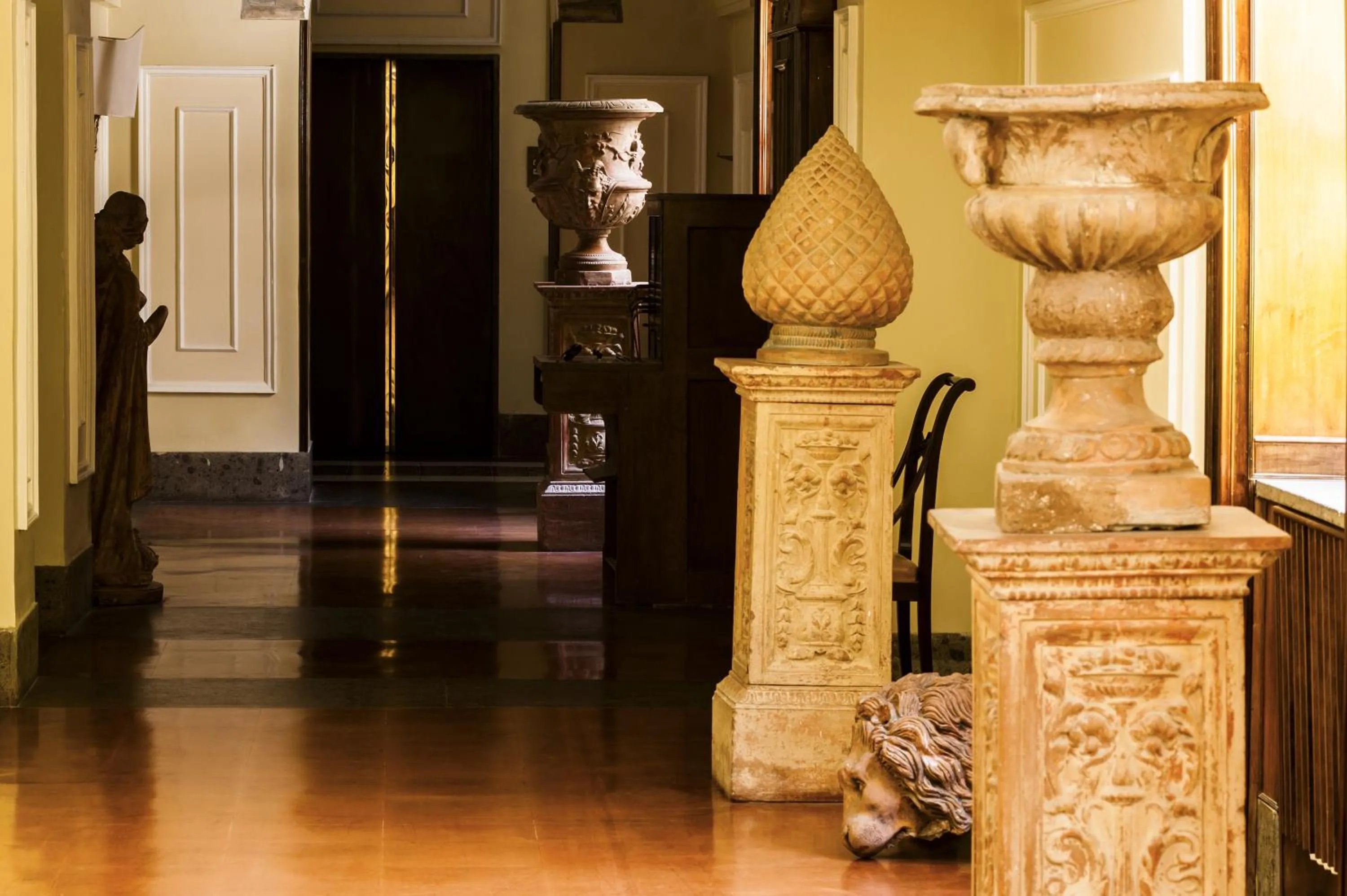 Decorative detail in Grand Hotel Cocumella