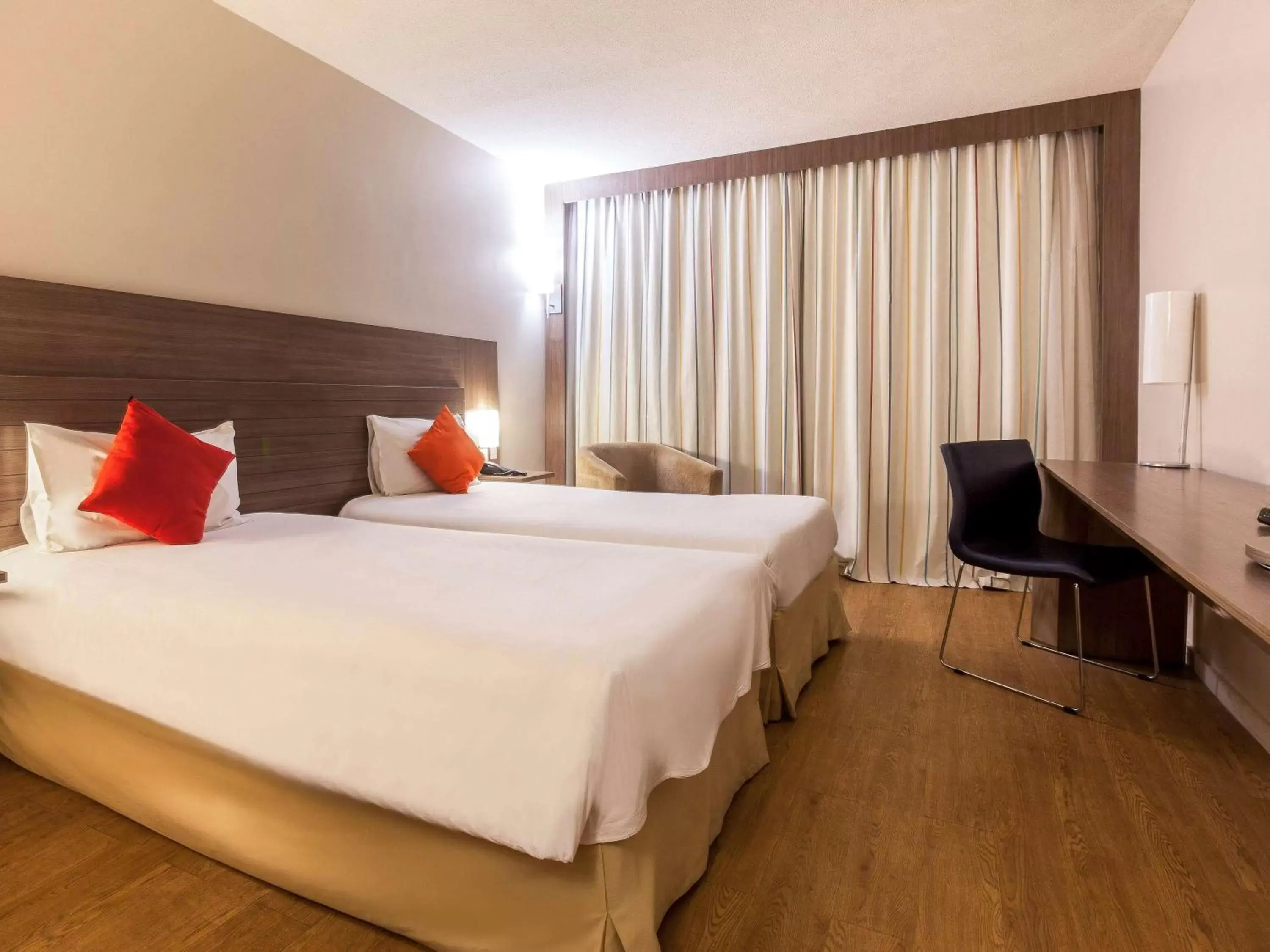 Photo of the whole room, Bed in Novotel Manaus