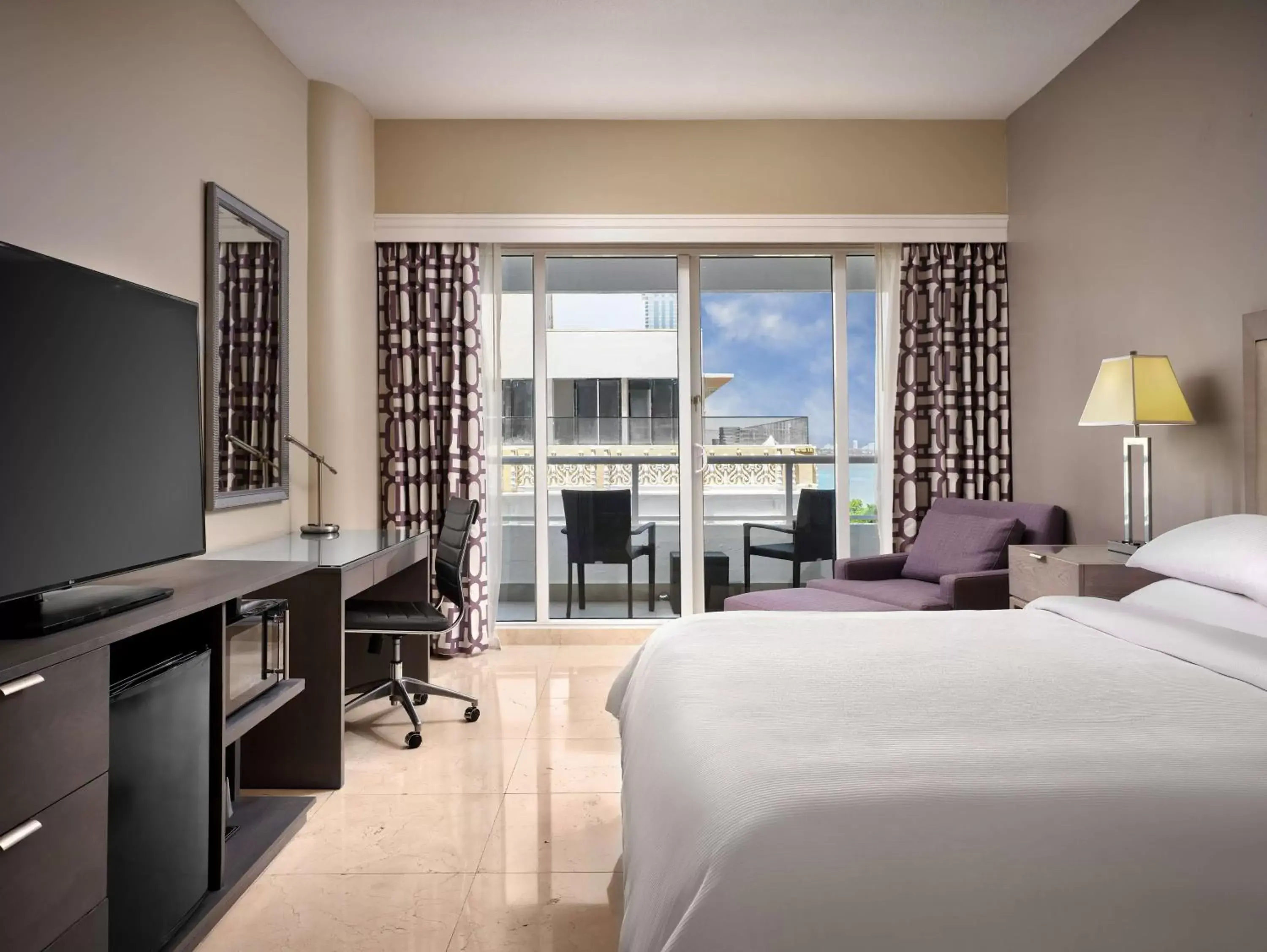 Bed, TV/Entertainment Center in DoubleTree by Hilton Grand Hotel Biscayne Bay