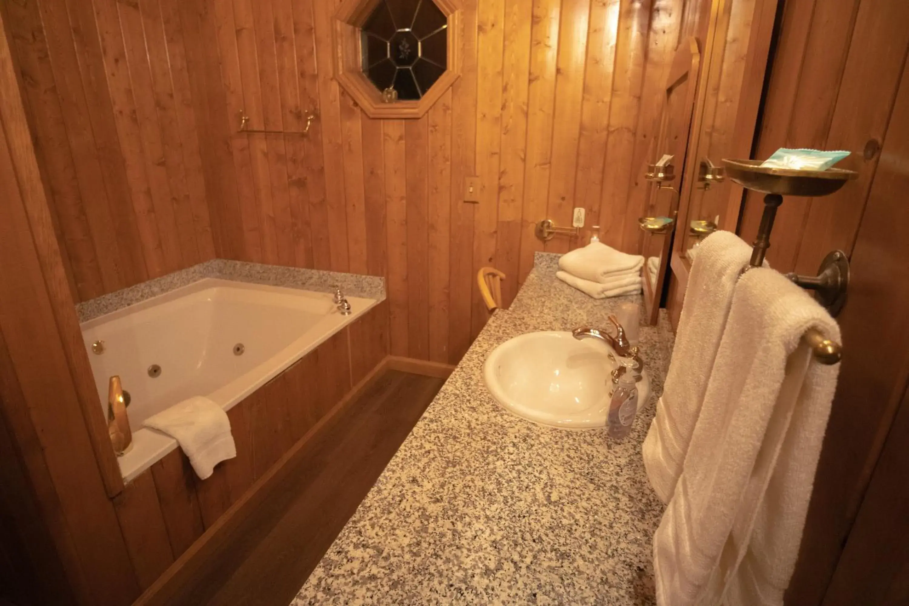 Hot Tub, Bathroom in Tucker Peak Lodge