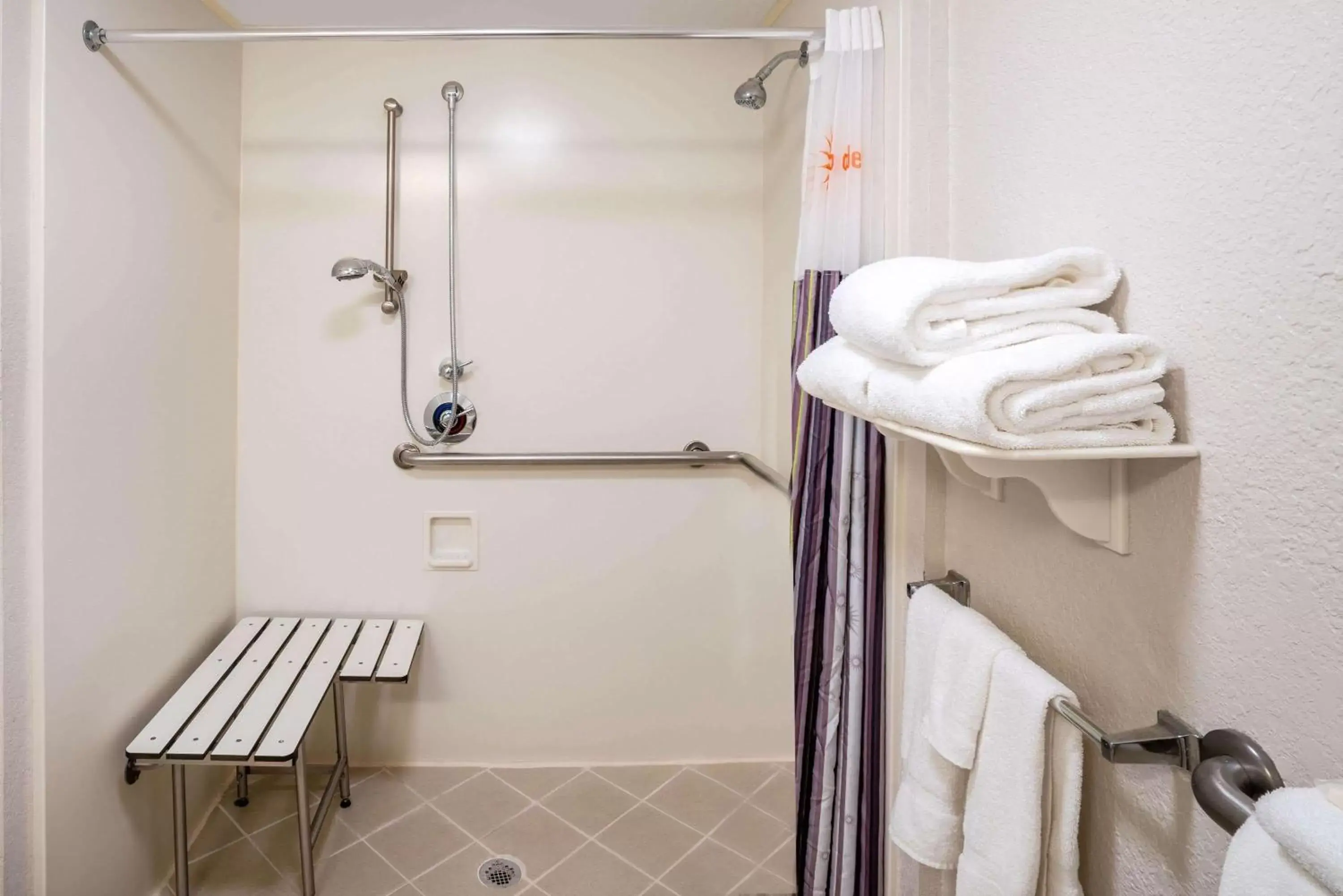 Shower, Bathroom in La Quinta by Wyndham Nashville Airport/Opryland