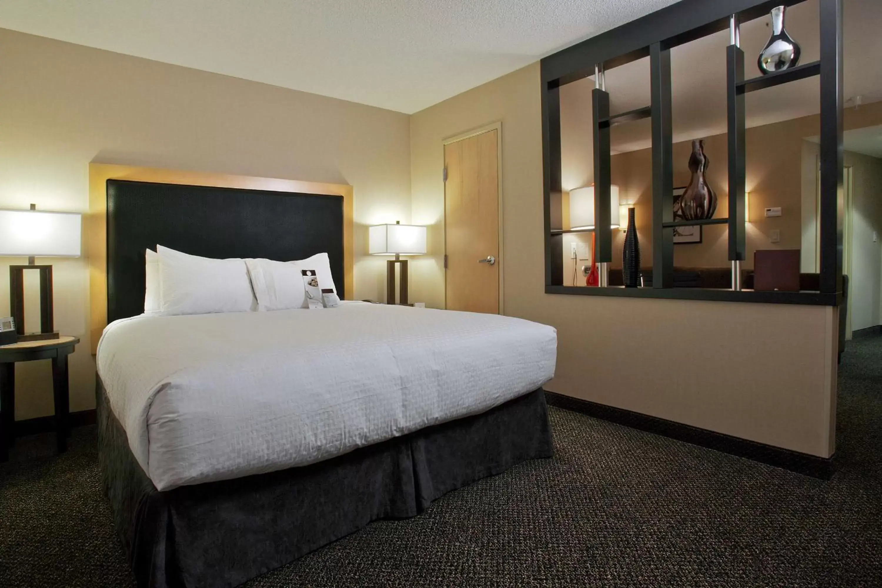 Bed in DoubleTree by Hilton Hotel Savannah Airport