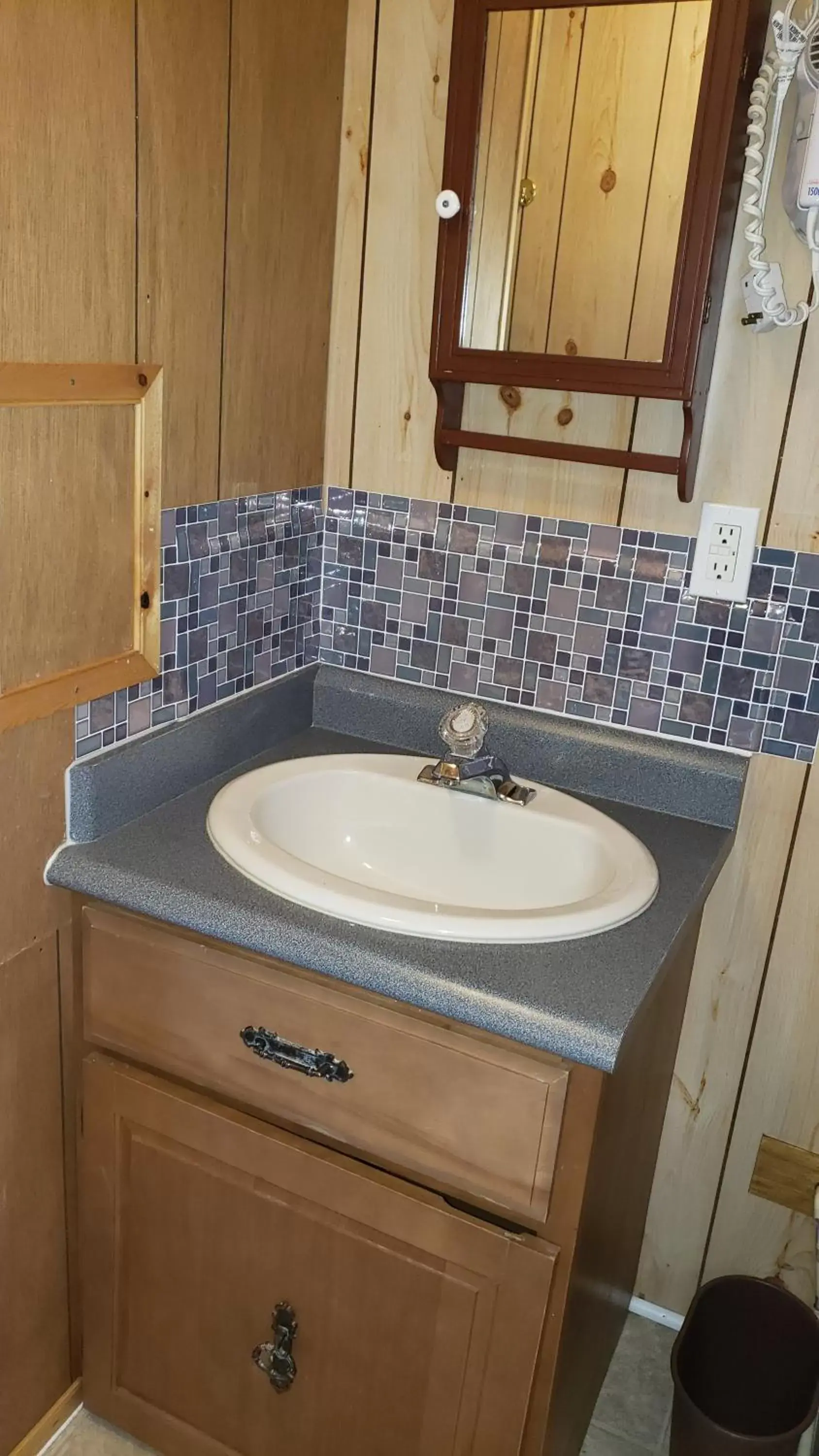 Bathroom in Parkway Cottage Resort and Trading Post