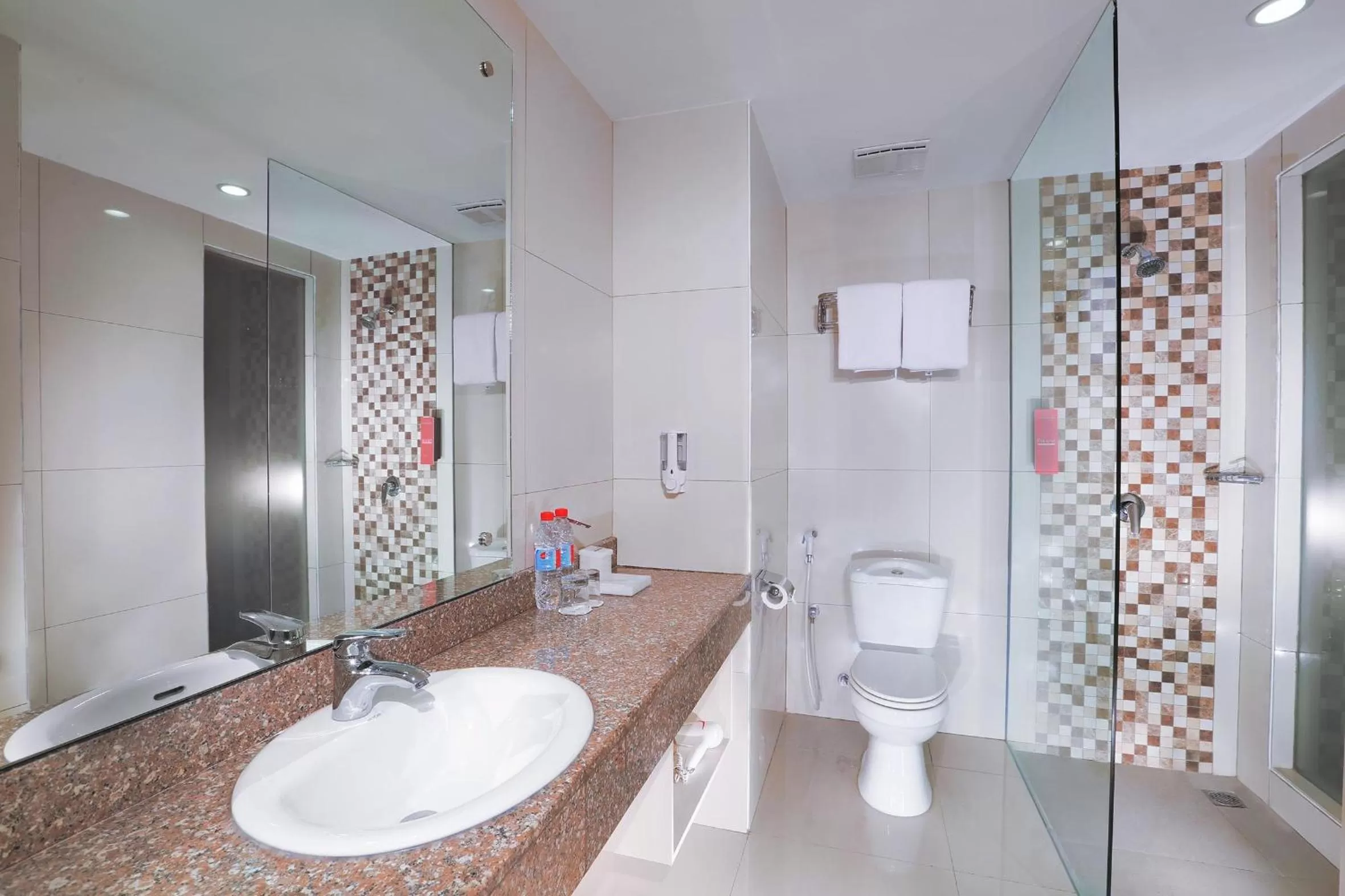 Shower in favehotel Simpang Lima - Semarang