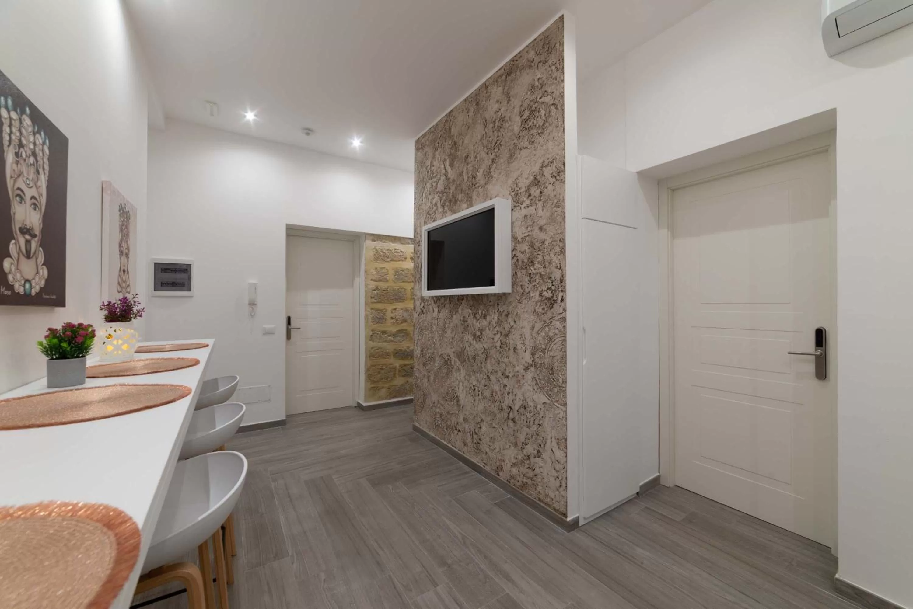 Breakfast, TV/Entertainment Center in Blanc Rooms