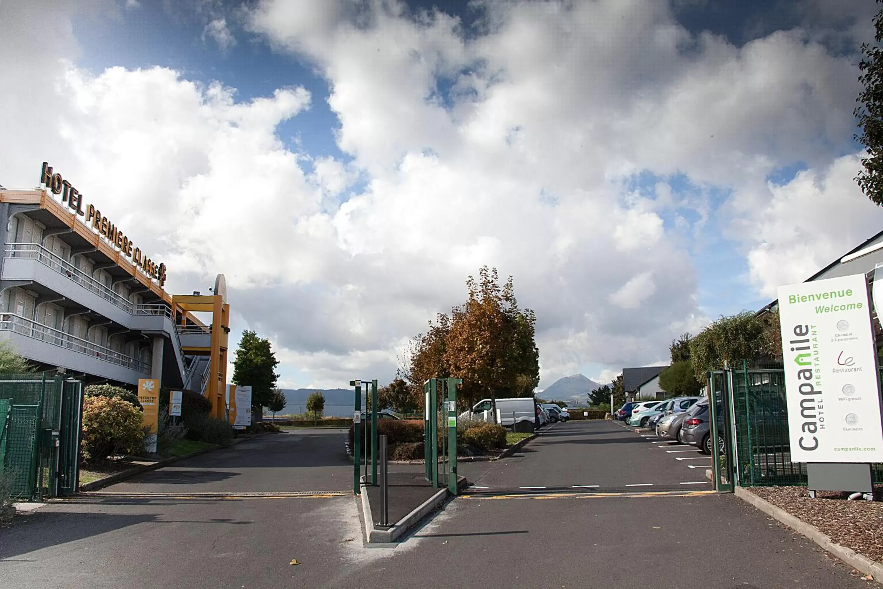 Facade/entrance in Première Classe Clermont-Ferrand Aubière